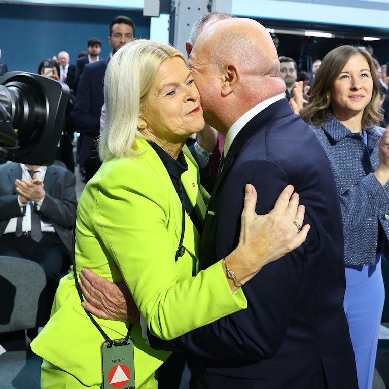 Bundeskanzler Christian Stocker will wissen, was das Land von einer Verlängerung des Wehrdienstes hält. Welchen Preis die Volksbefragung hat, wer das Geld aufbringen muss und warum der angepeilte Termin für die Einführung Makulatur ist.