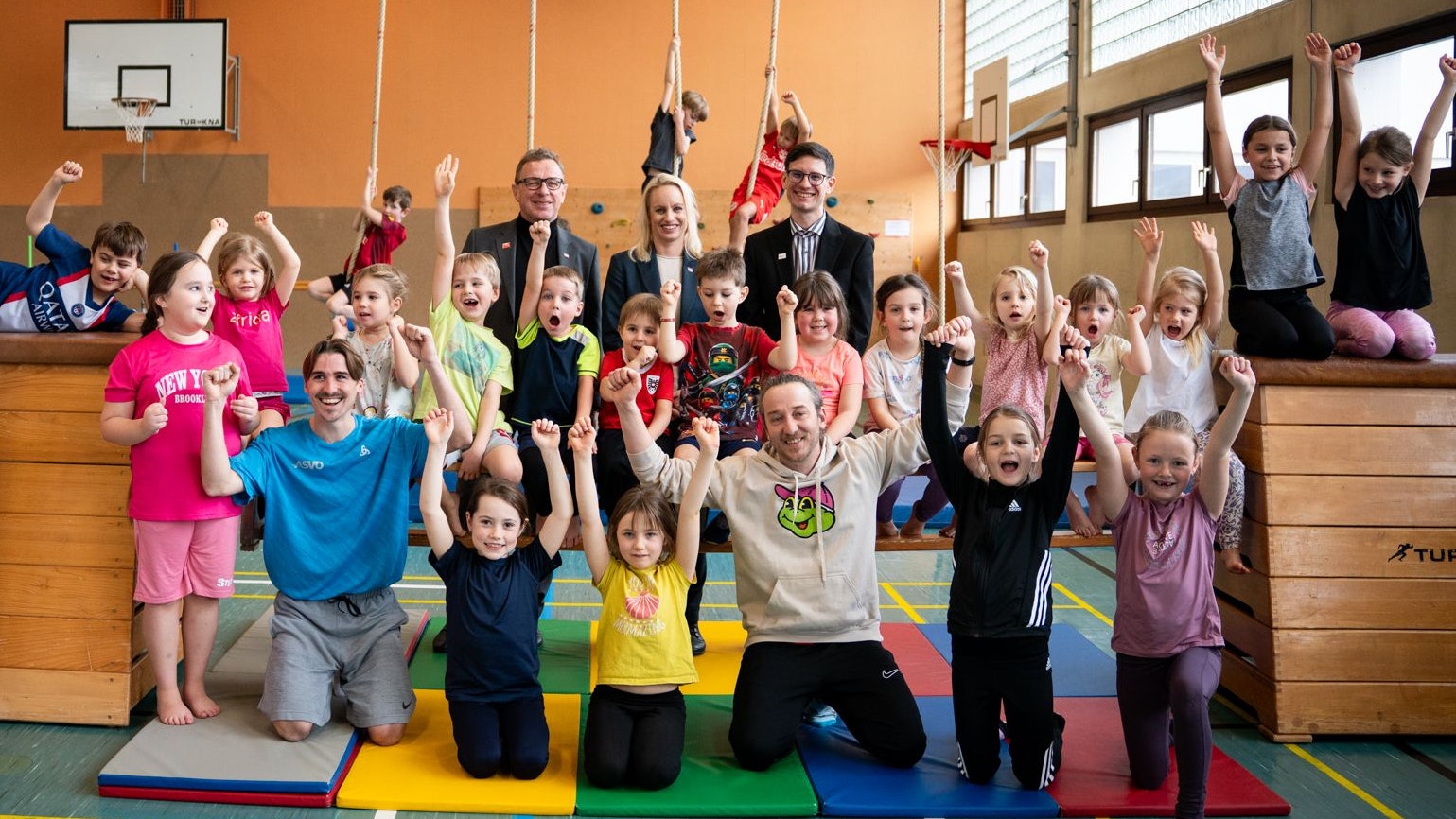 Teamchef Ralf Rangnick und Sport-Staatssekretärin Michaela Schmidt bei einer Trainingseinheit mit Kids im Turnsaal.