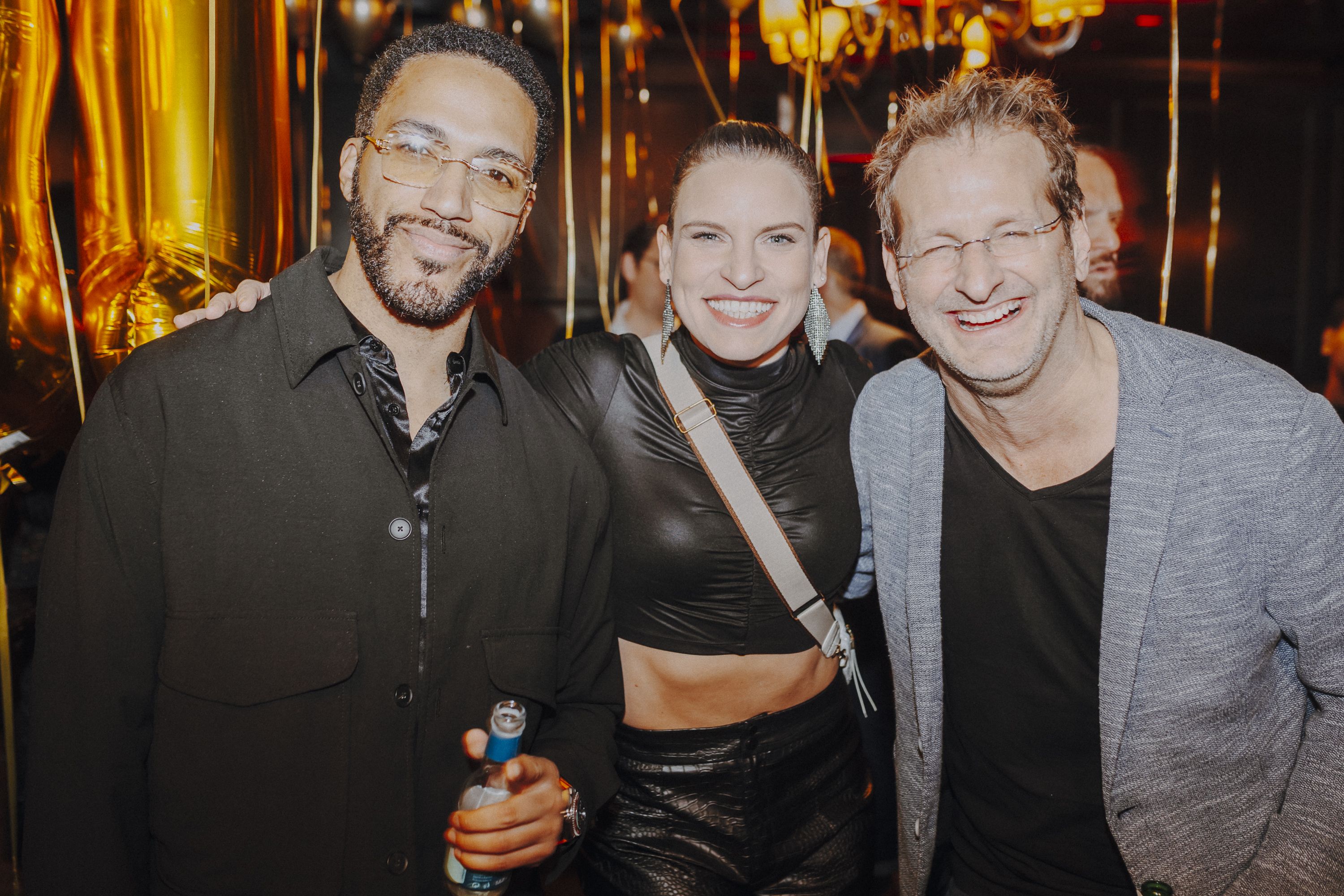 Cesár Sampson, Conny Kreuter und Andreas Ferner feierten 13 Jahre Büroschluss.