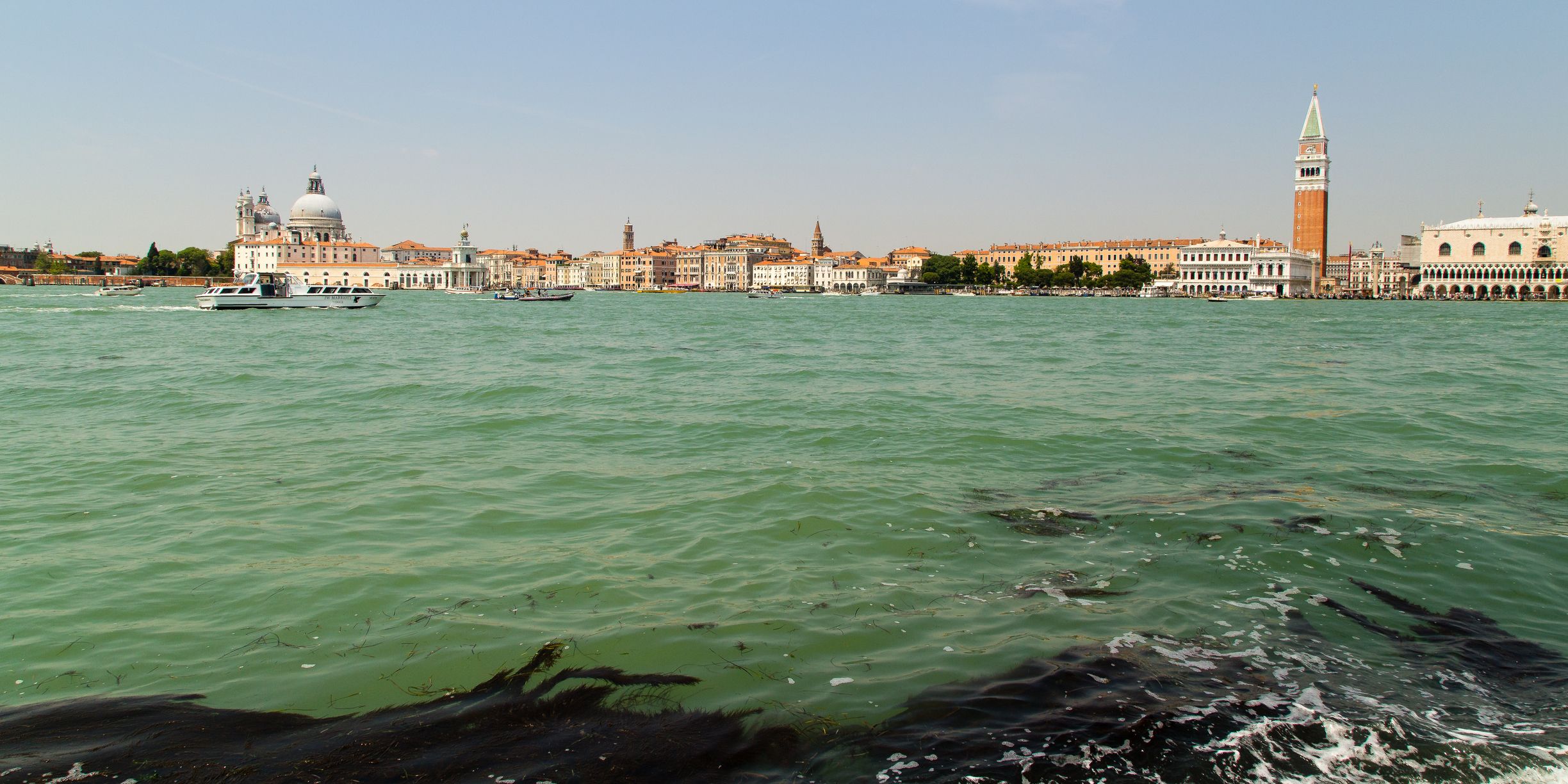 Traumstadt in Gefahr: Blick auf Venedig vom Meer aus.