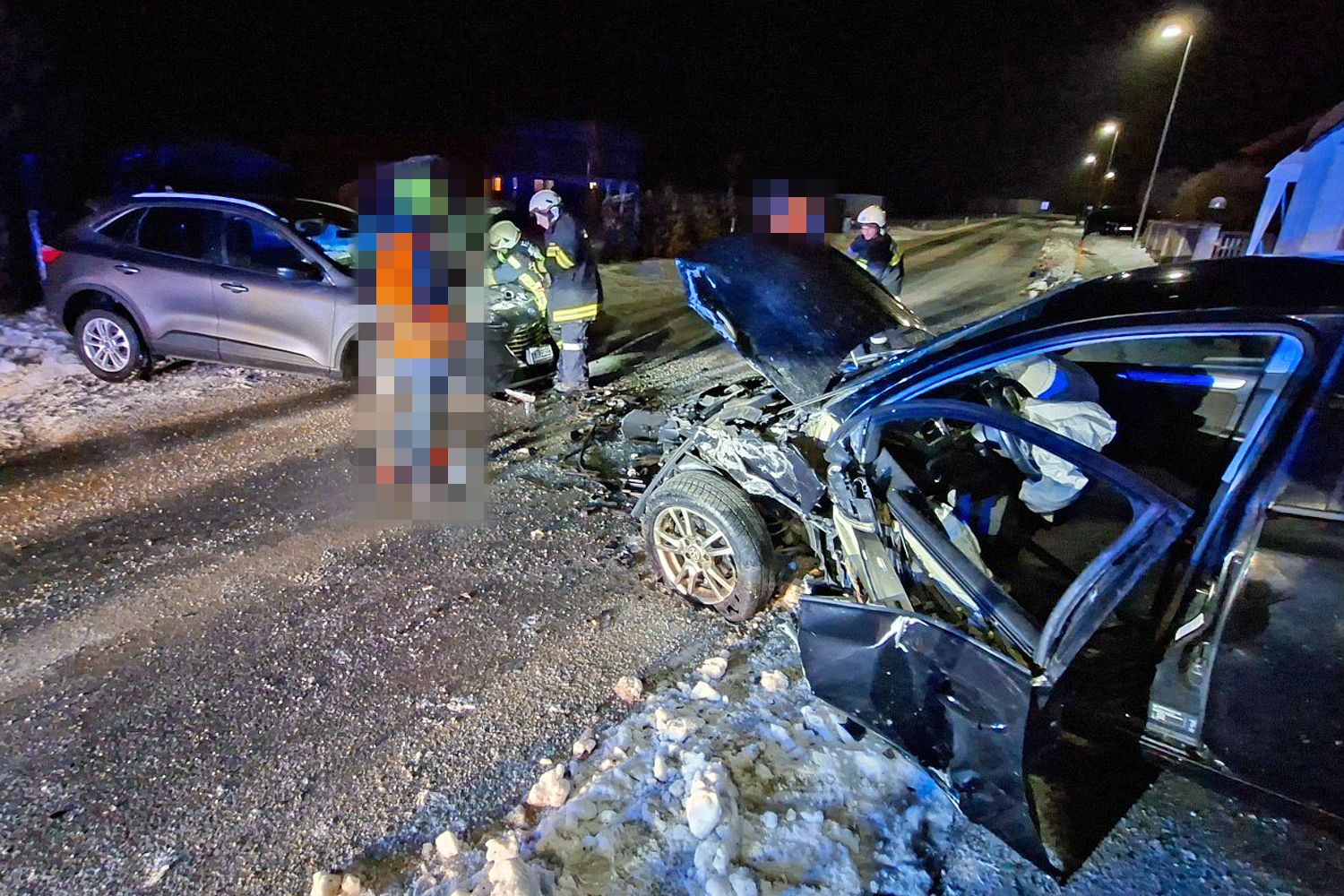 Beide Unfallwägen wurden bei dem Unfall schwer beschädigt.