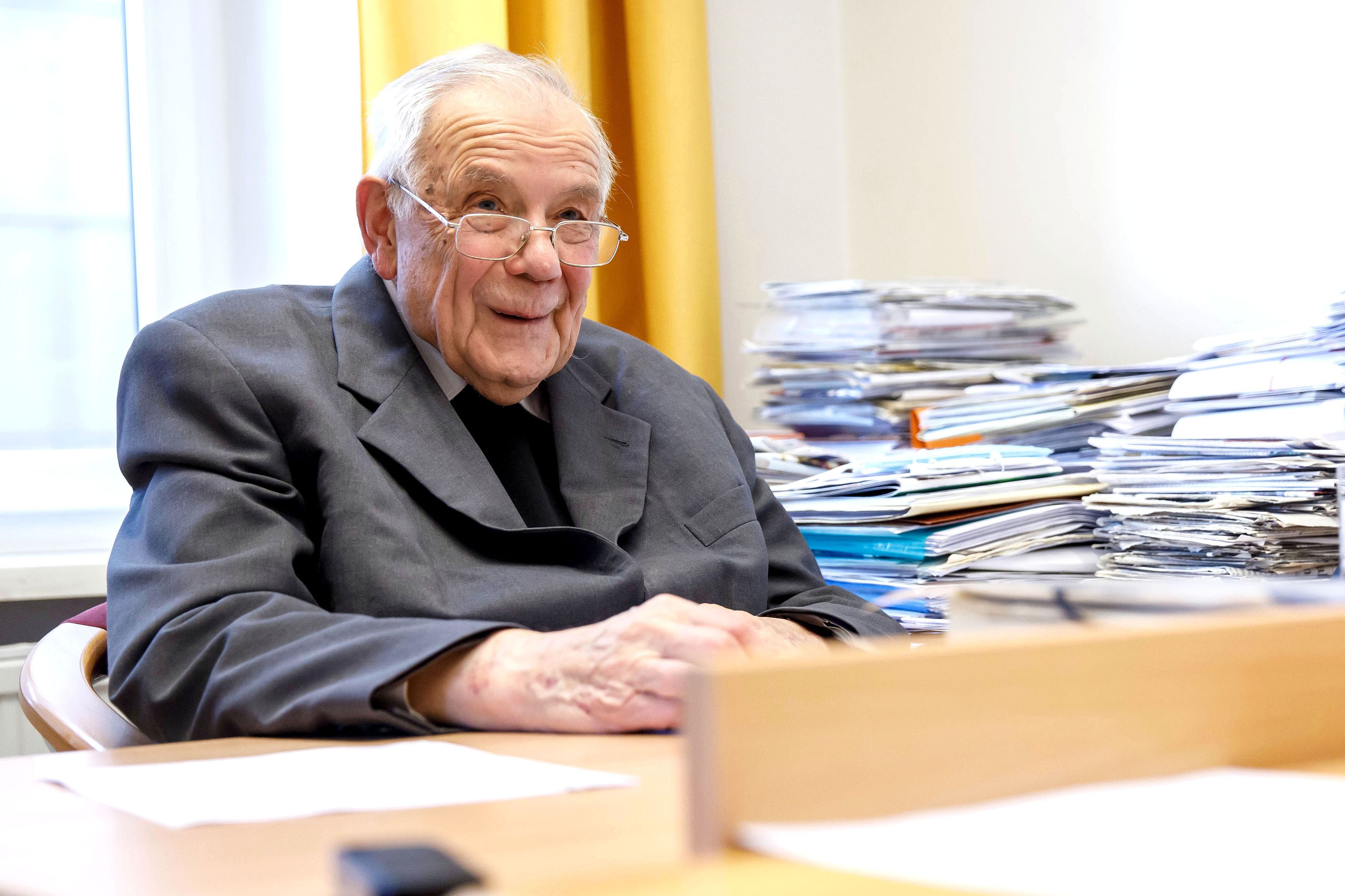 Bischof Maximilian Aichern bei einem Interview im November 2022 anlässlich seines 90. Geburtstags in seinem Büro im Domherrenhaus in Linz.