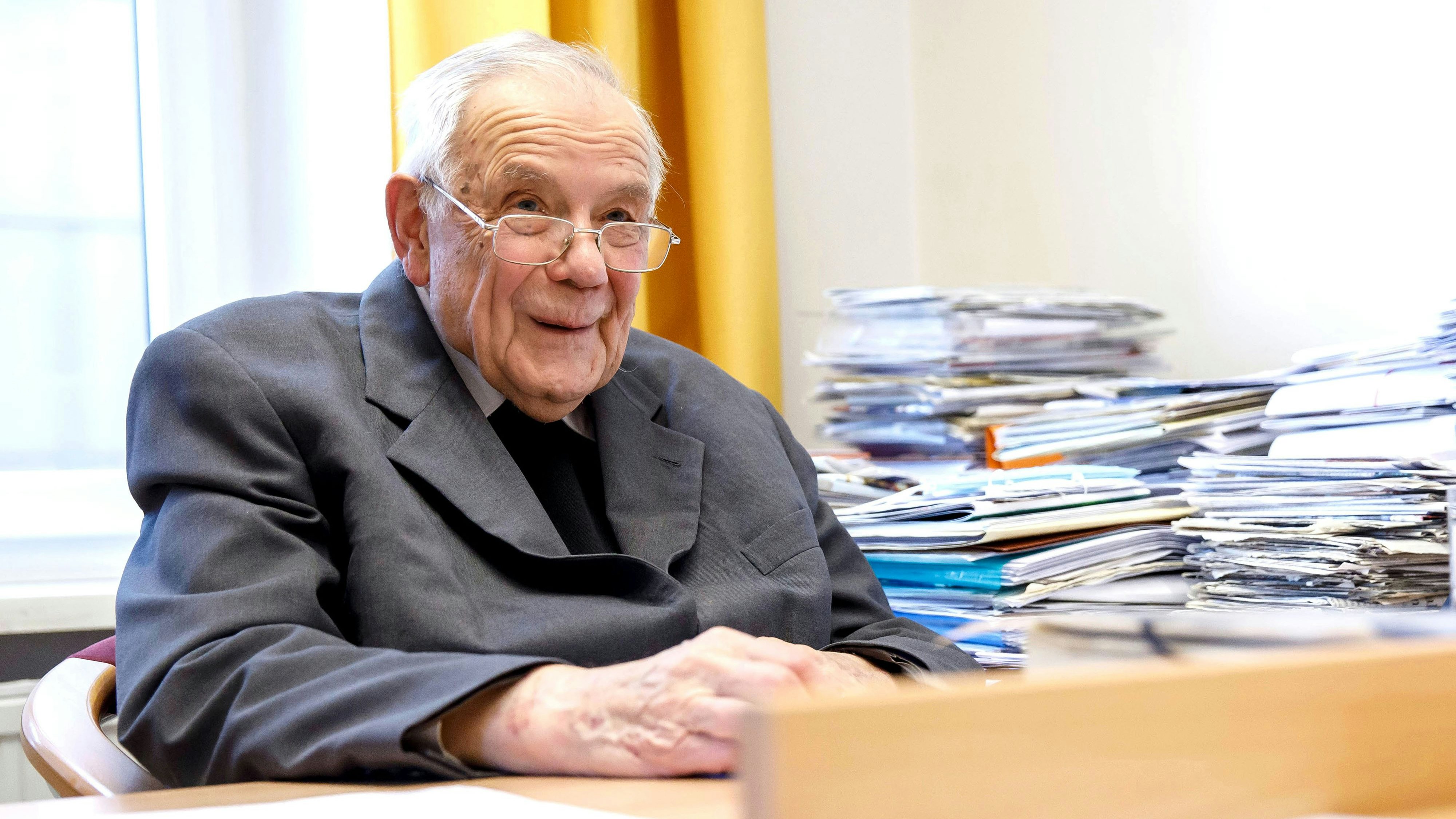 Bischof Maximilian Aichern bei einem Interview im November 2022 anlässlich seines 90. Geburtstags in seinem Büro im Domherrenhaus in Linz.