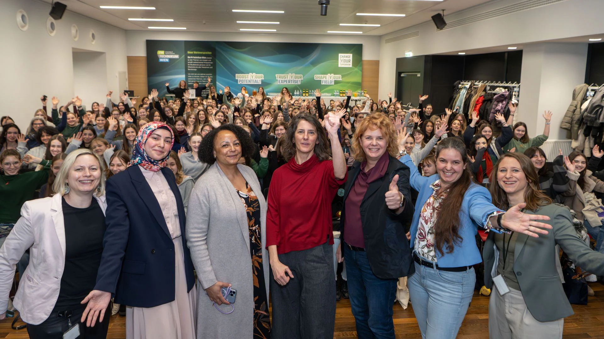 Freude am Ausprobieren: FIT begeistert 200 junge Frauen für MINT-Studien.