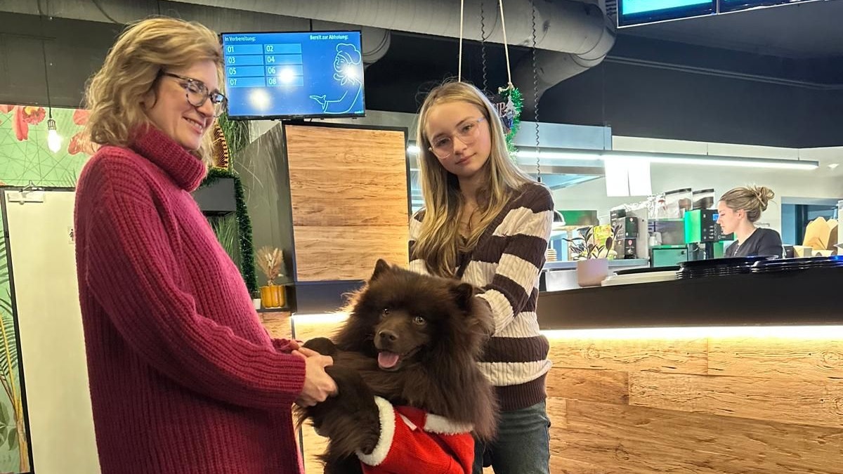 Star-Anwältin Astrid Wagner mit einem Hund der Zwergspitz-Zuchtstation.