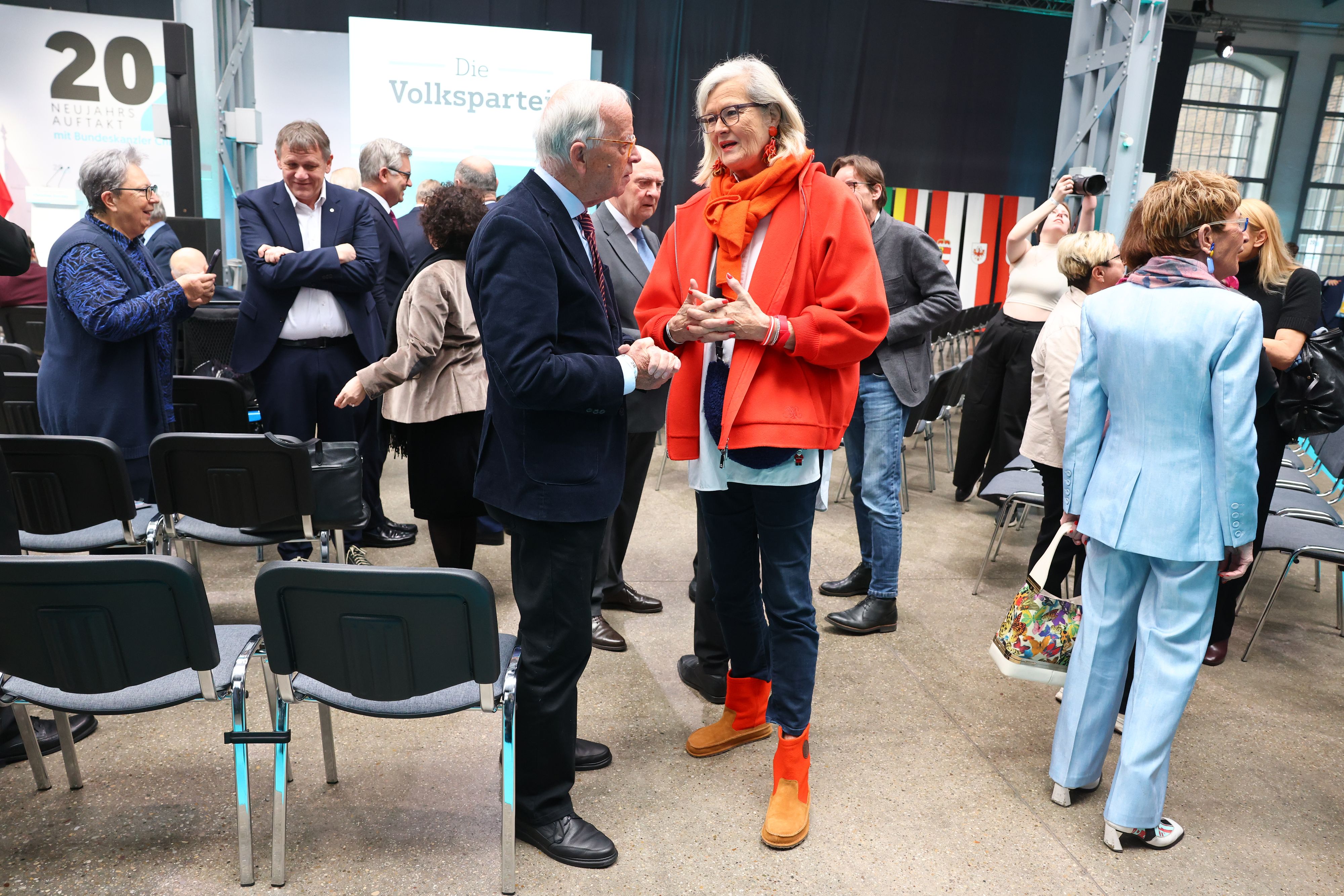 Ex-Außenministerin Ursula "The Hoodie" Plassnik bewies auch beim Schuhwerk Extravaganz