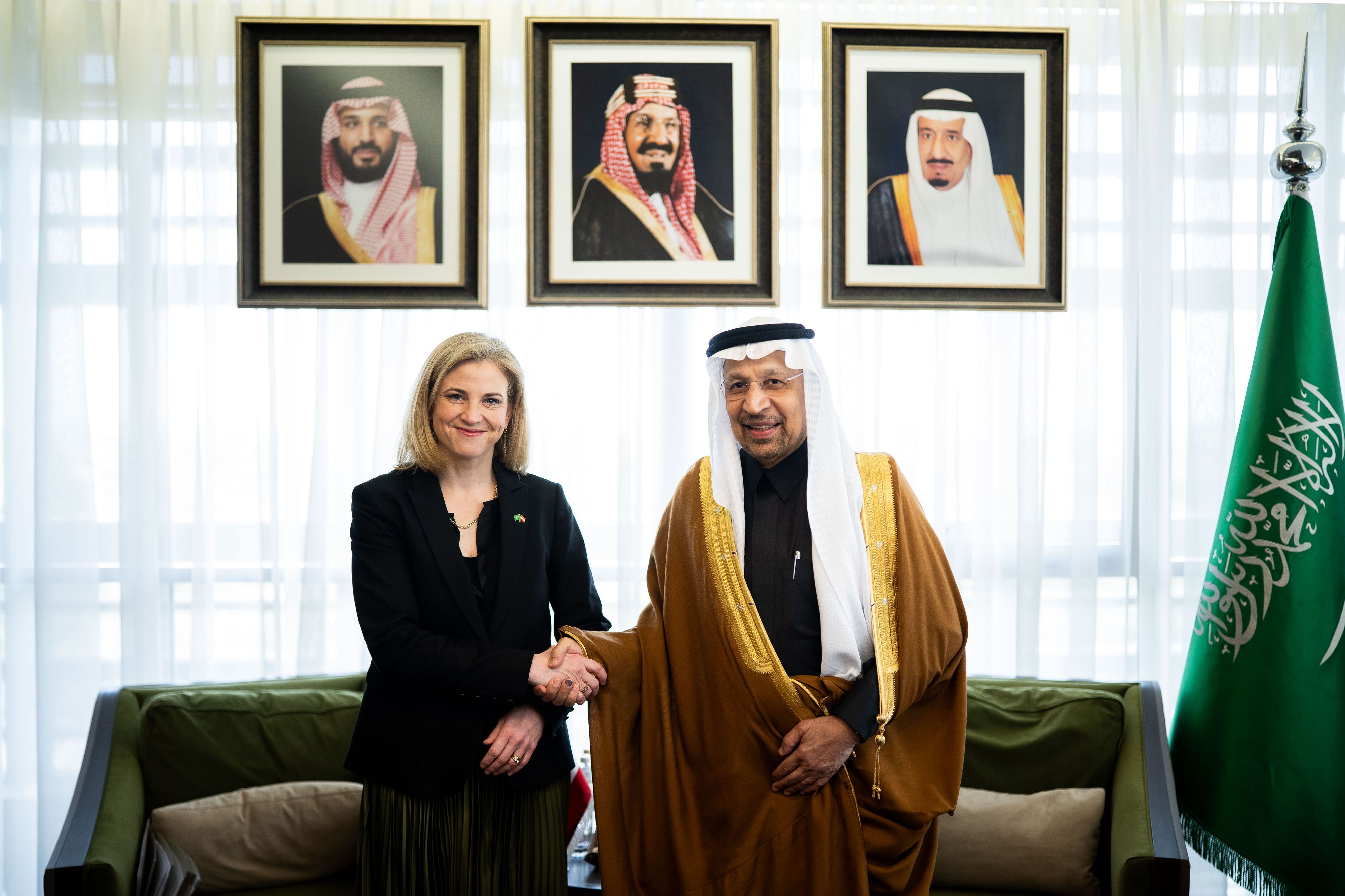 Ist das noch ein Handschlag oder schon ein Handstreich? Beate Meinl-Reisinger mit dem saudischen Investitionsminister Khalid Al-Falih