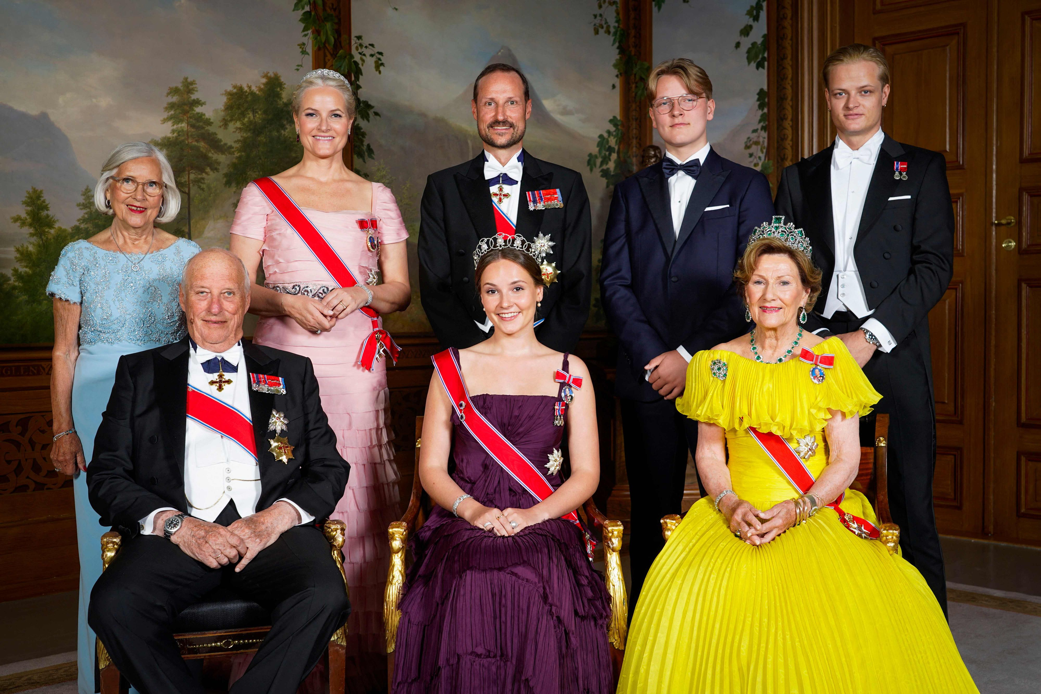 Royal Family: König Harald V., Prinzessin Ingrid Alexandra und Königin Sonja (vorne), Mette-Marits Mutter Marit Tjessem, Kronprinzessin Mette-Marit, Kronprinz Haakon, Prinz Sverre Magnus und Marius Borg