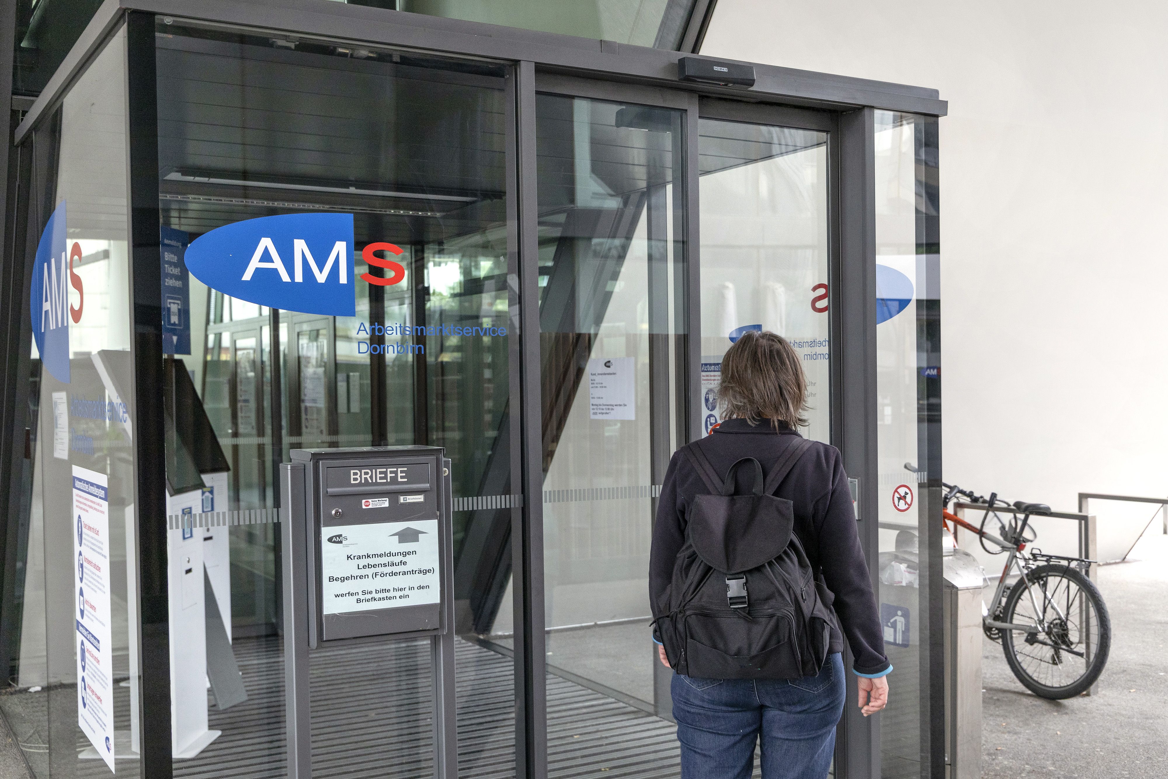 Wenn gerade weniger Aufträge ins Haus flattern, dann werden Mitarbeiter abgebaut. Das kostet Millionen.