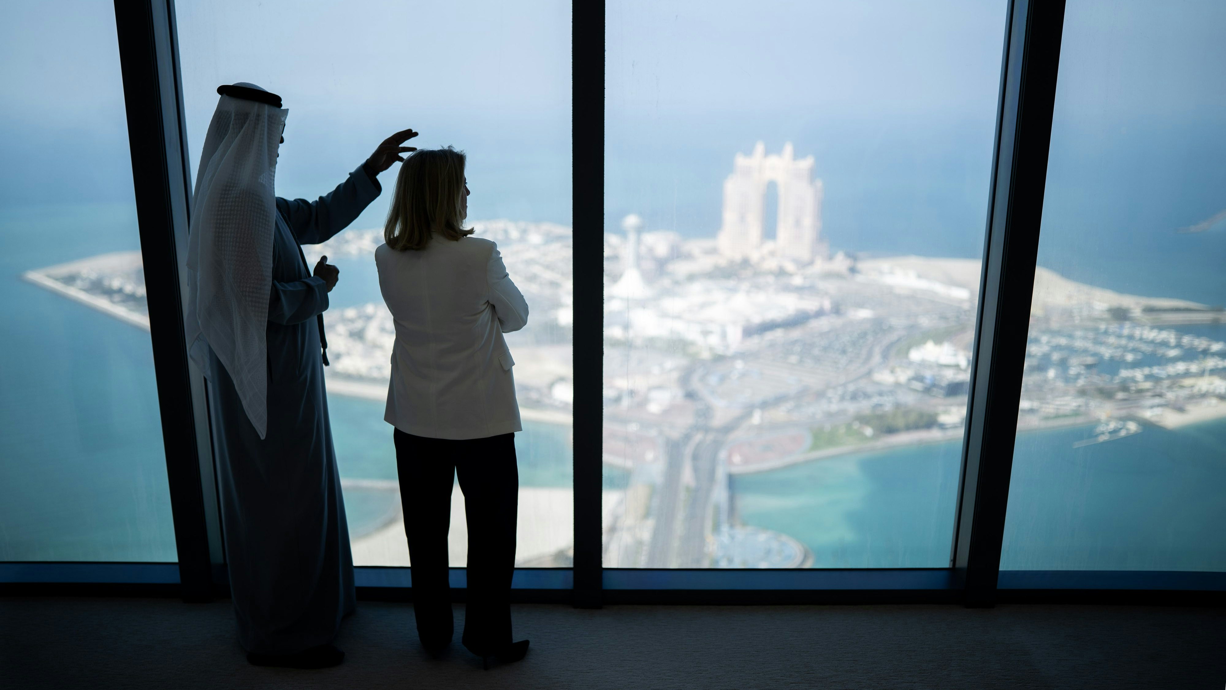 Sultan Ahmed Al Jaber von den Vereinigten Arabischen Emiraten erklärt Beate Meinl-Reisinger den Canaletto-Blick