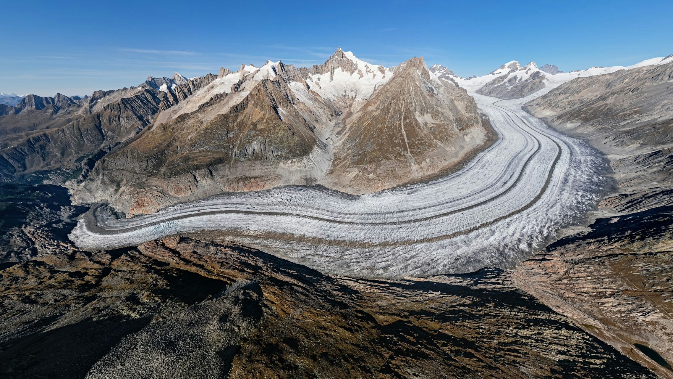 Der Große Aletschgletscher in der Schweiz ist der flächenmäßig größte und längste Gletscher der Alpen
