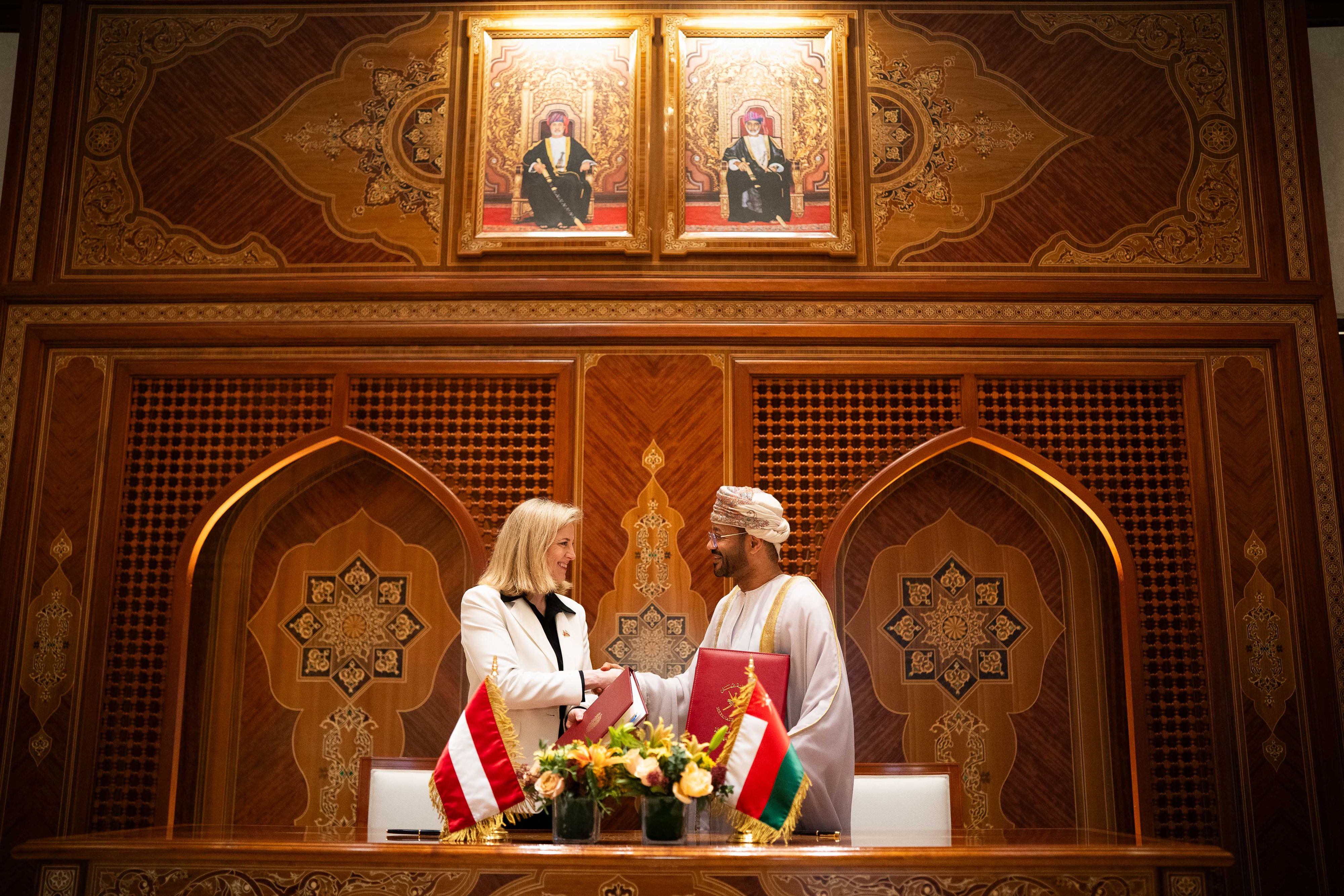 Omans Außenminister Sayyid Badr Al Busaidi hat in seinem Palast eine sehr hübsche Holztäfelung