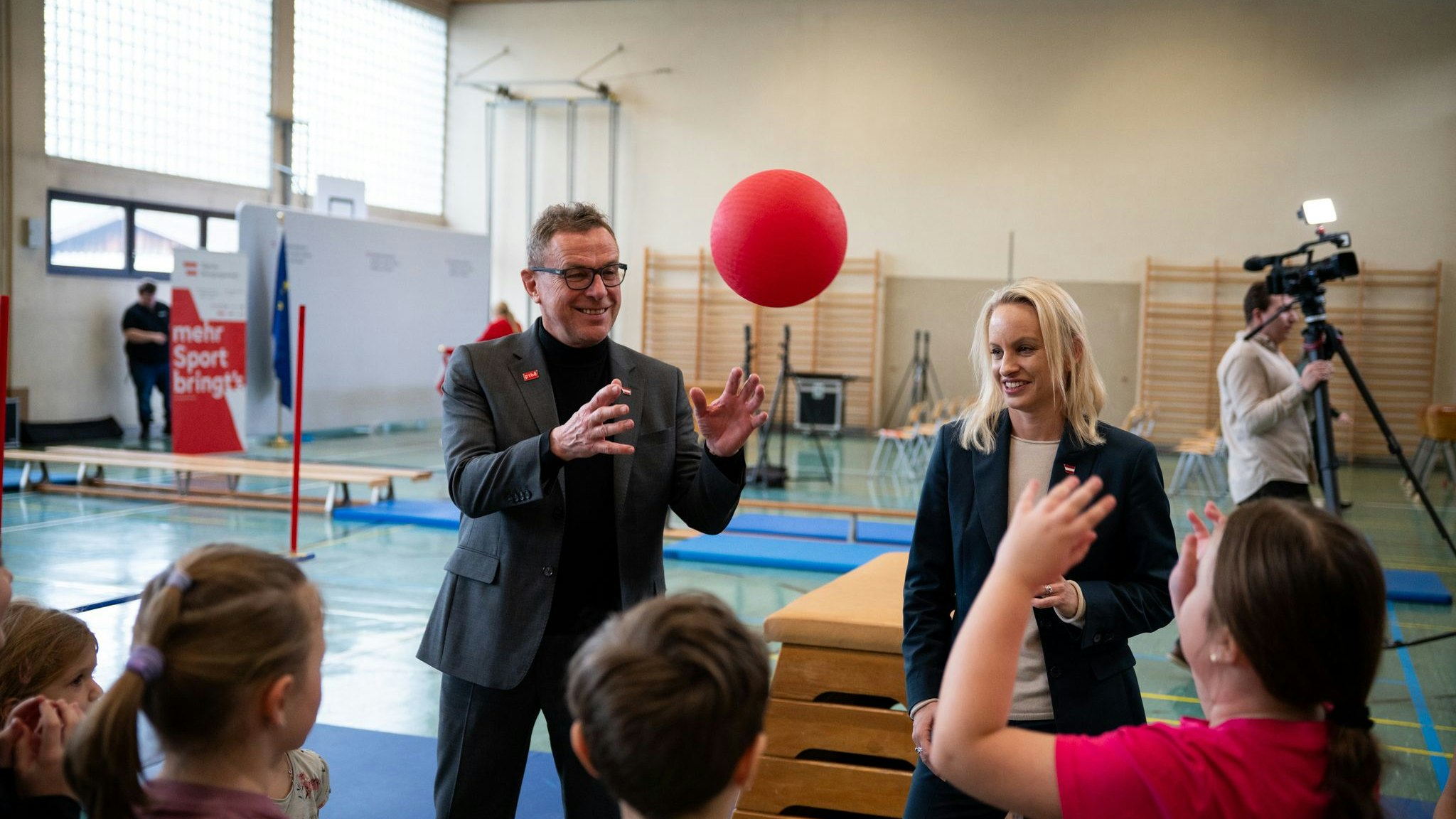 Sport-Staatssekretärin Michaela Schmidt (SPÖ) und ÖFB-Teamchef Ralf Rangnick machen's vor.
