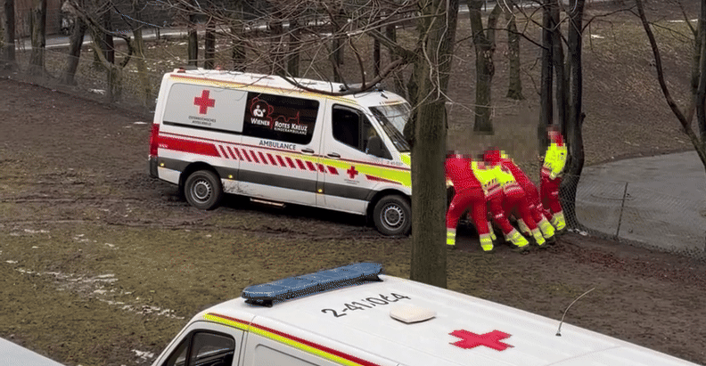 Heute.at - Rotes Kreuz im Schlam(m)assel! Sanitäter tauchen an