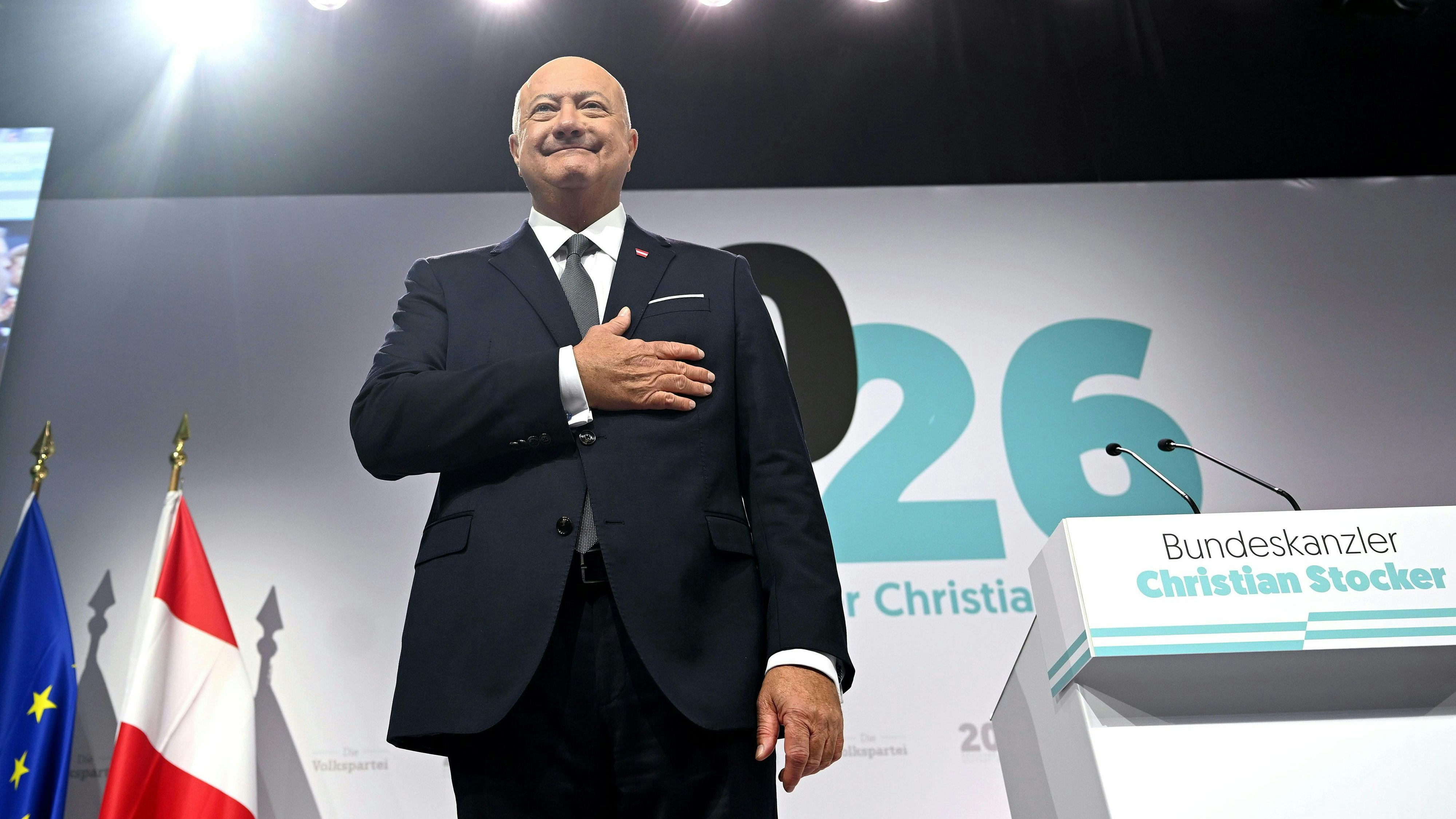 Mit Wehrpflicht-Befragung legt er sich neue Fesseln an