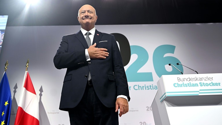 Christian Stocker versuchte einen Befreiungsschlag und legte sich neue Fesseln an. Seine Volksbefragung über eine Verlängerung der Wehrpflicht ist ein Elfer ohne Tormann für Kickl, brüskiert seine Regierungspartner und ergibt strategisch keinen Sinn. Eine Würdigung.