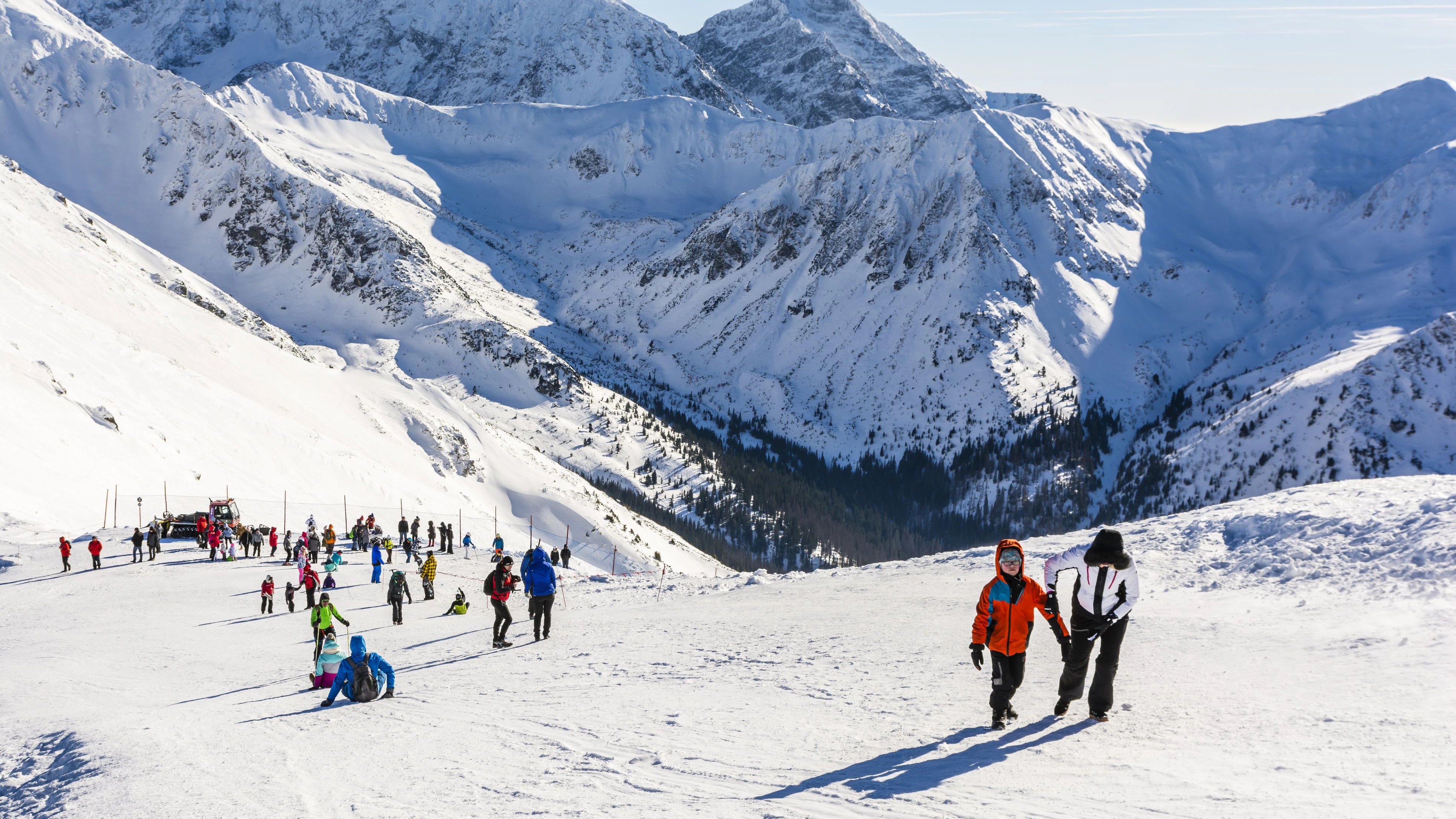 Familienfreundlich, günstig und gut organisiert: In Polens Winterhauptstadt lernen Kinder und Einsteiger besonders stressfrei Skifahren – ein echter Geheimtipp.