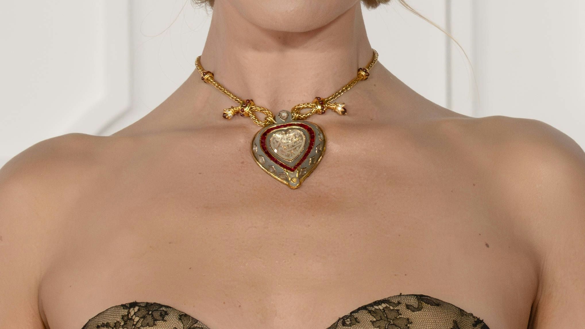 Der Taj-Mahal-Diamant wiegt gigantische 20,25 Karat. Er stammt aus Indien, trägt eine Liebesinschrift aus dem 17. Jahrhundert und wurde im 20. Jahrhundert von Cartier für Elizabeth Taylor in ein Herz-Collier gefasst. Der Wert der Preziose wird auf rund 8,5 Millionen Euro geschätzt.