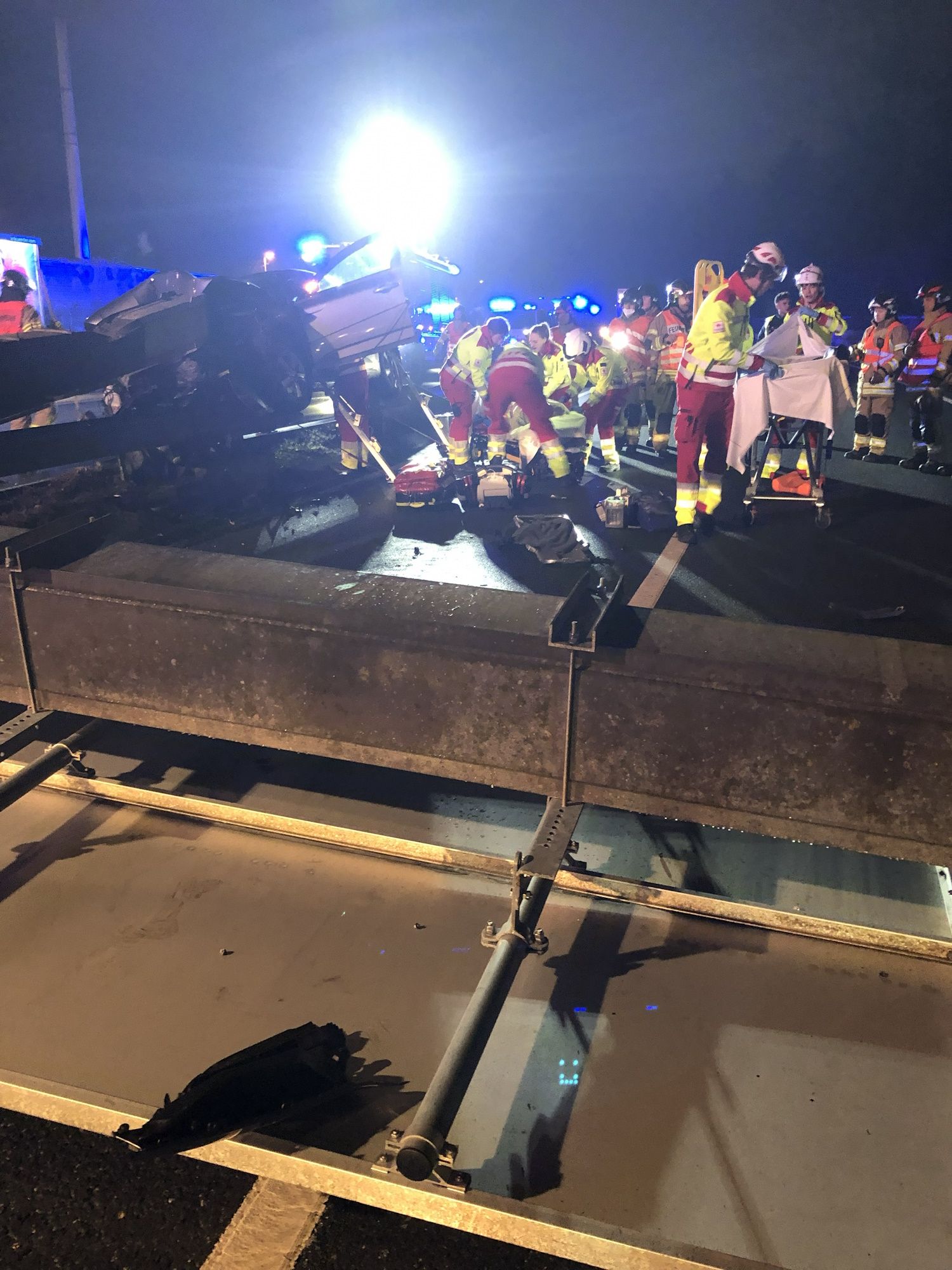 Die Einsatzkräfte waren rasch vor Ort und eilten den Verletzten zu Hilfe.