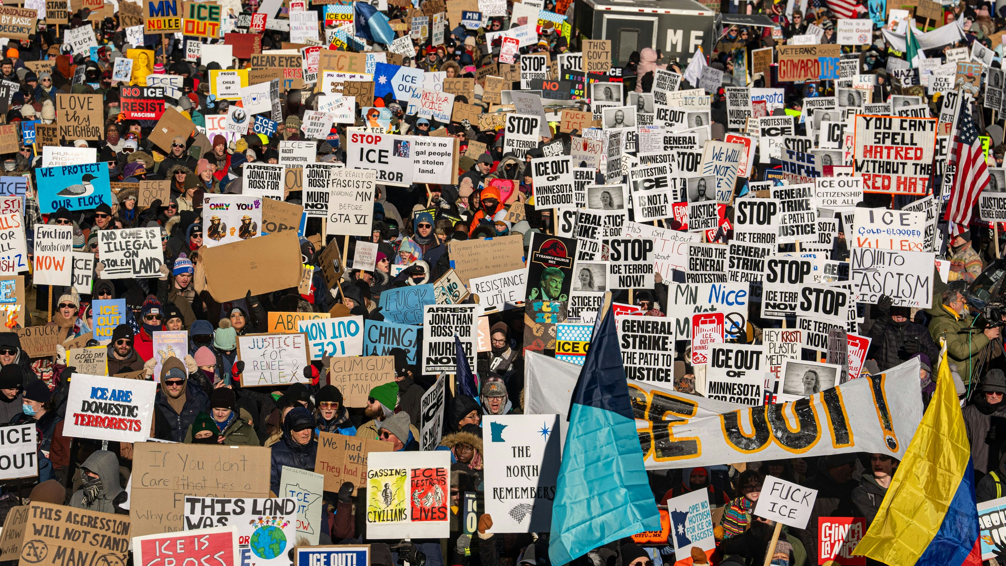 Tausende Menschen haben sich in Minneapolis zusammengefunden, um gegen ICE zu demonstrieren.