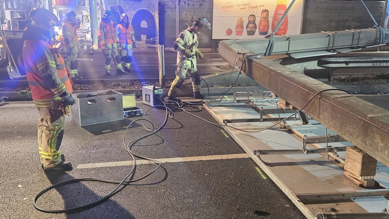 Der Überkopfwegweiser kippte auf die Straße.