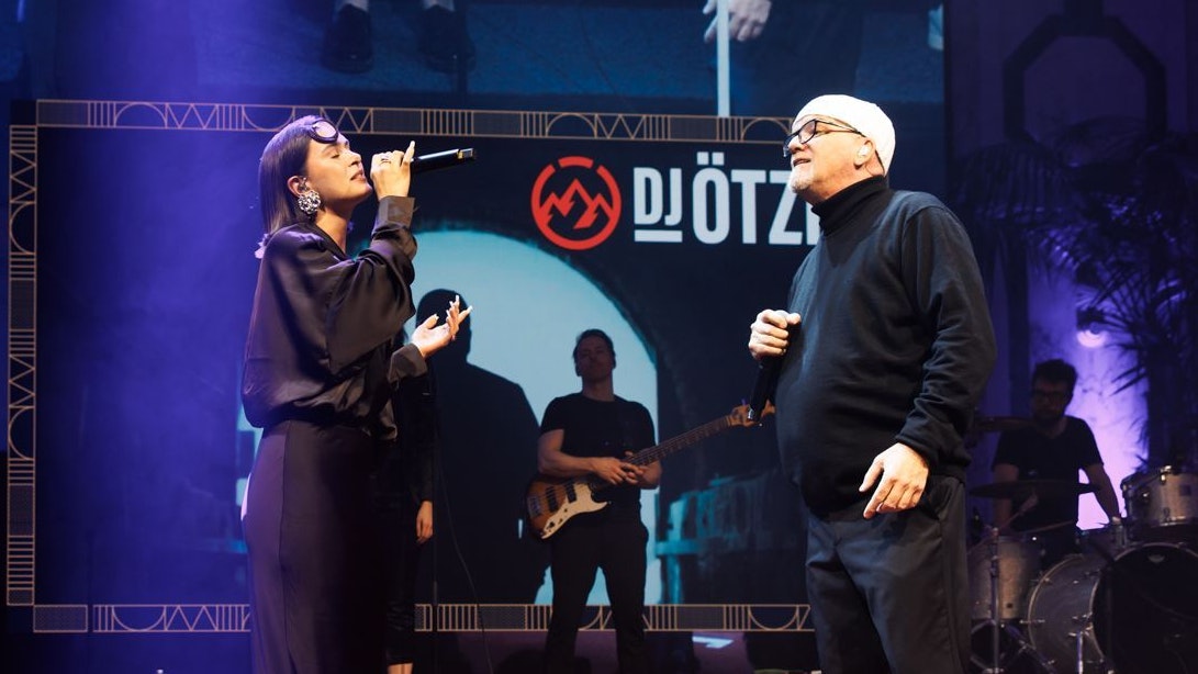 Heute.at - Ein Stern...: DJ Ötzi überrascht mit Duett in Hofburg