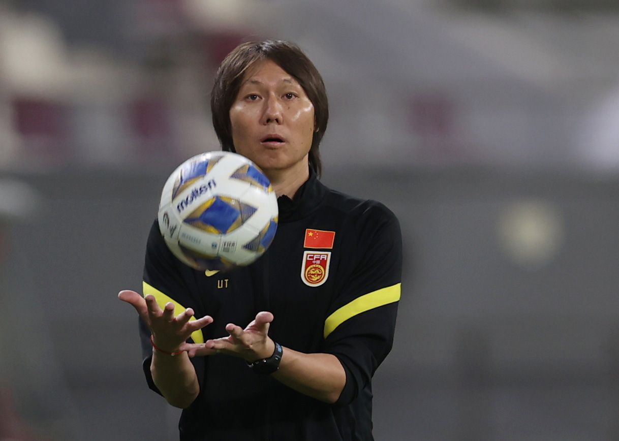 Chinas ehemaliger Nationaltrainer Li Tie wurde lebenslang vom Profi-Fußball gesperrt. 