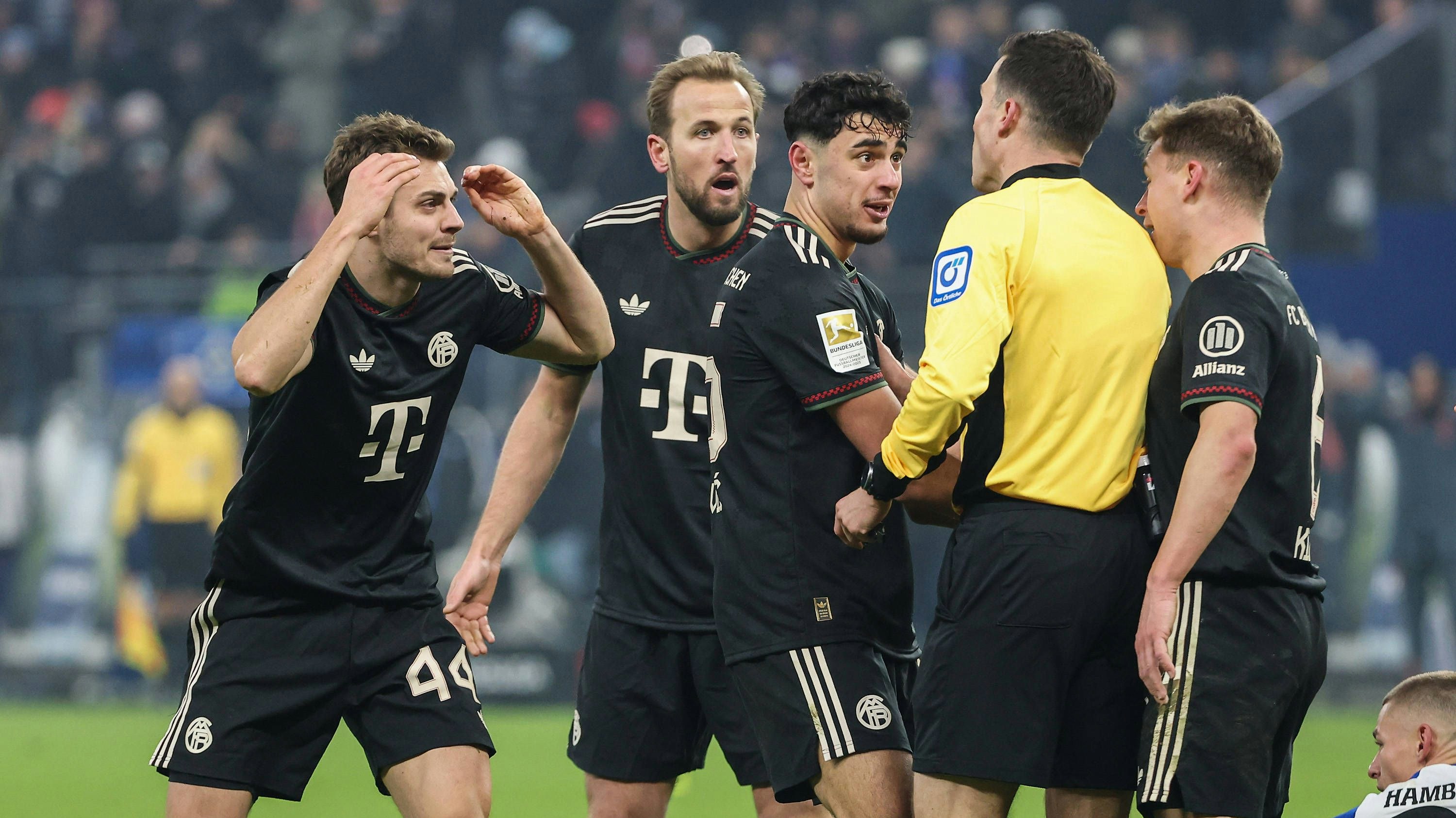 Harry Kane und Co. diskutieren auf dem Rasen mit Schiedsrichter Harm Osmers. 