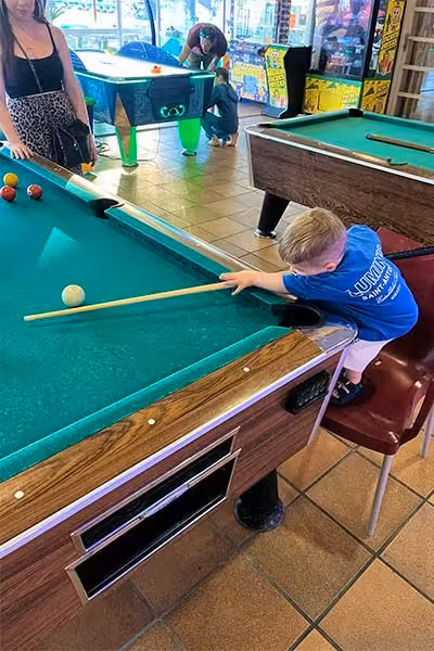 Heute.at - Zweijähriger knackt gleich zwei Weltrekorde im Billard