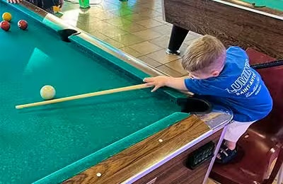 Heute.at - Zweijähriger knackt gleich zwei Weltrekorde im Billard