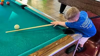 Der zweijährige Jude Owens aus Manchester stellte gleich zwei Snooker-Weltrekorde auf.