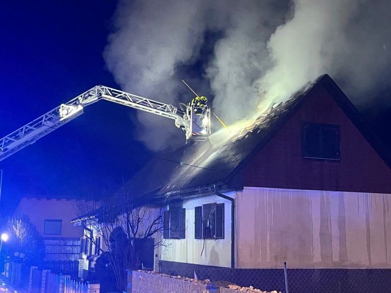 Bei dem Brand kam eine Frau ums Leben.