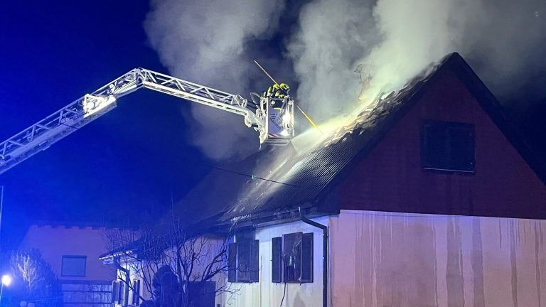 Bei dem Brand kam eine Frau ums Leben.