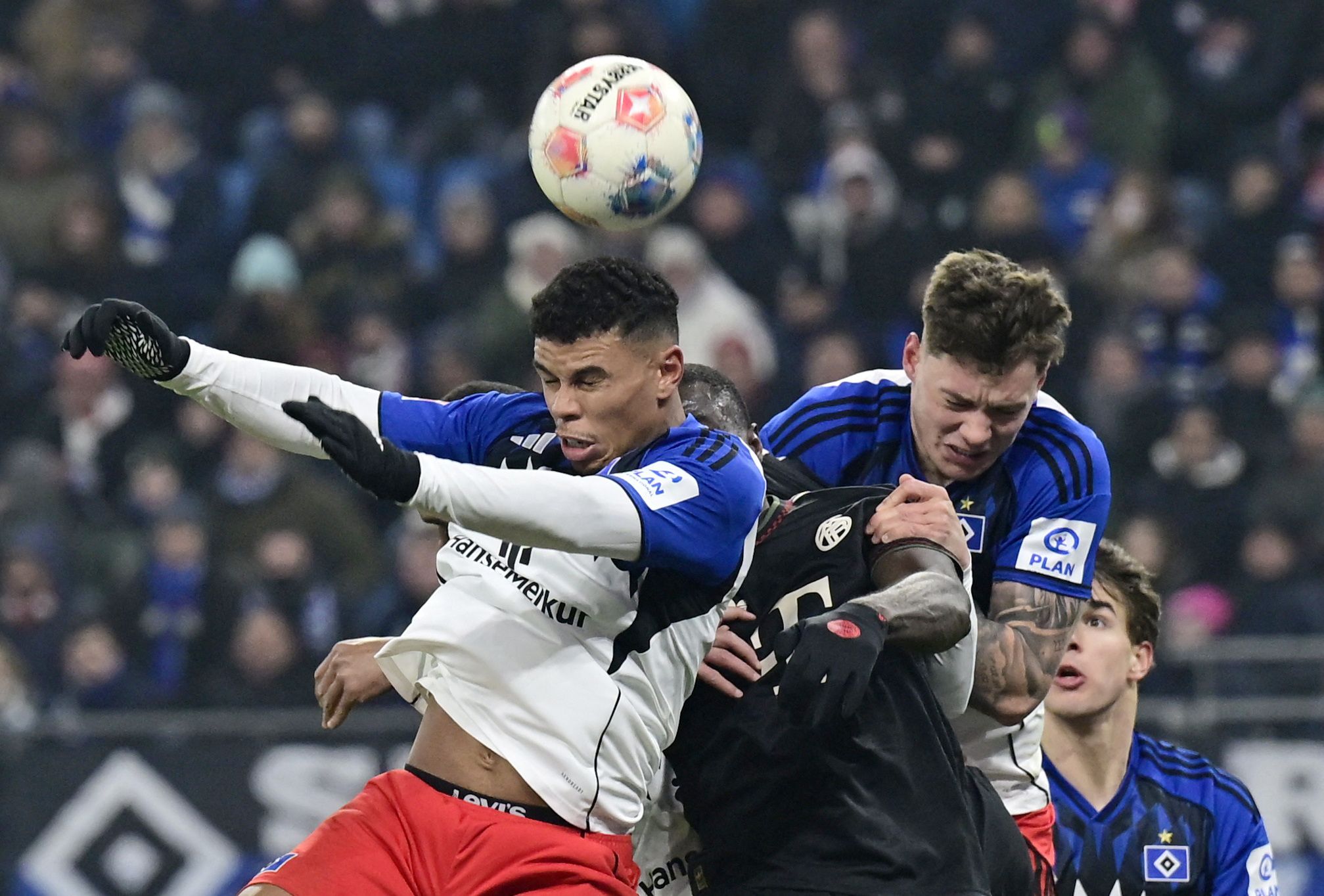 Die Bayern duellieren sich mit dem HSV. 