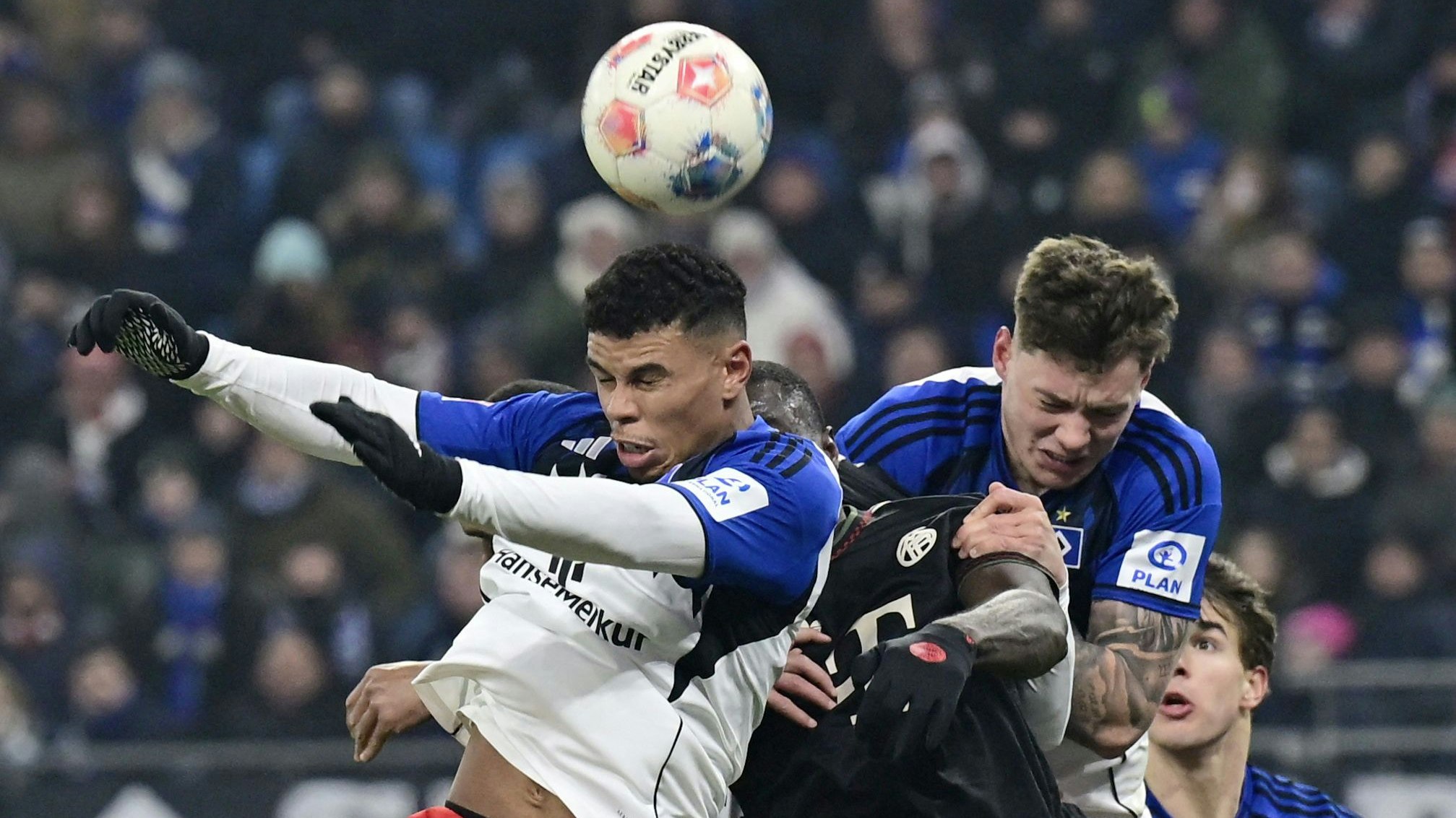 Die Bayern duellieren sich mit dem HSV. 
