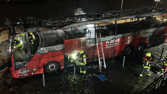 Der ausgebrannte Mannschaftsbus