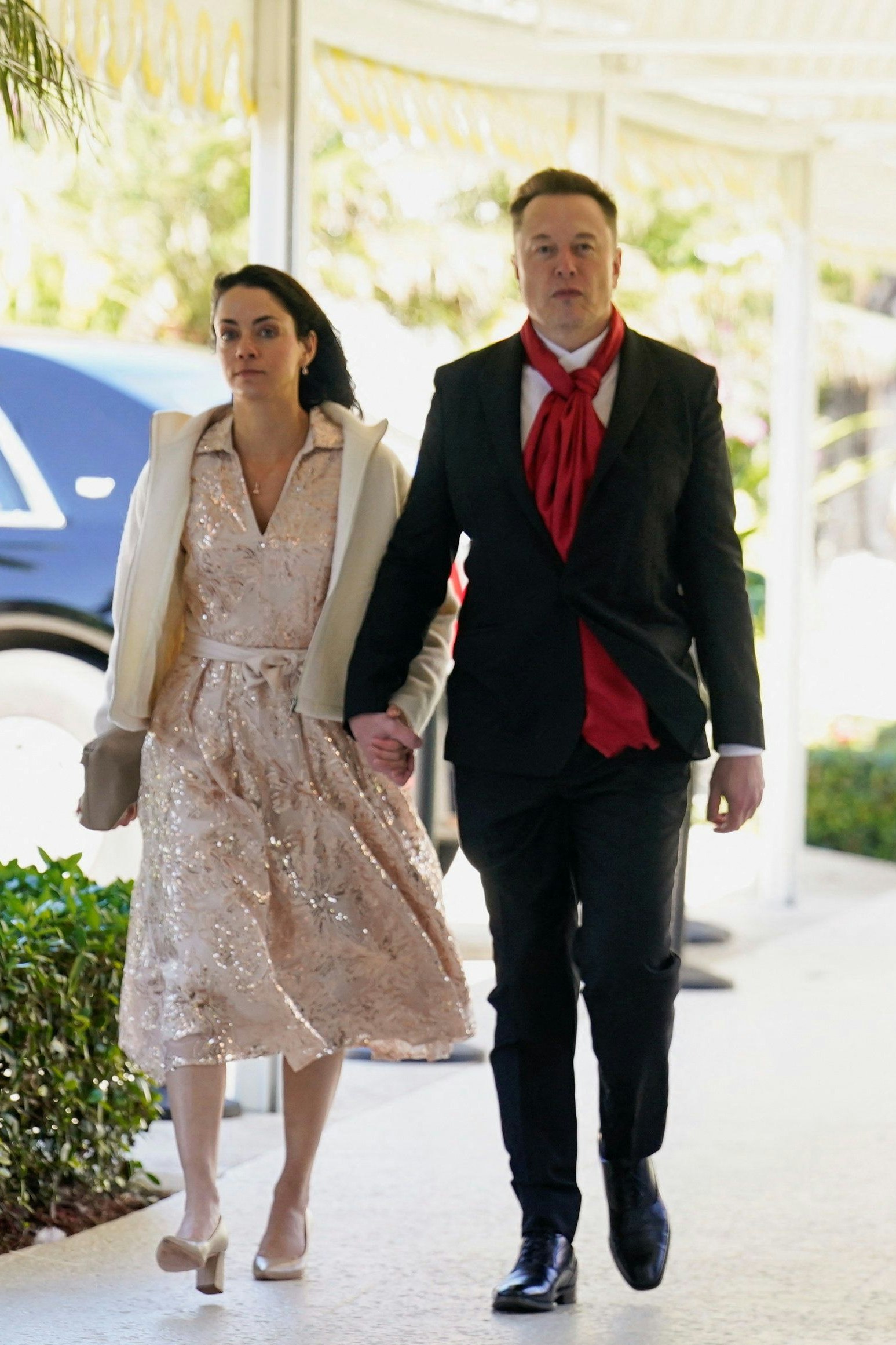 Elon Musk und Shivon Zilis am Sonntag am Weg zur Hochzeit von Dan Scavino, stellvertretender Stabschef im Weißen Hauses; mit der KI-Magerin hat Musk vier Kinder, die mittels Leihmutterschaft gezeugt wurden