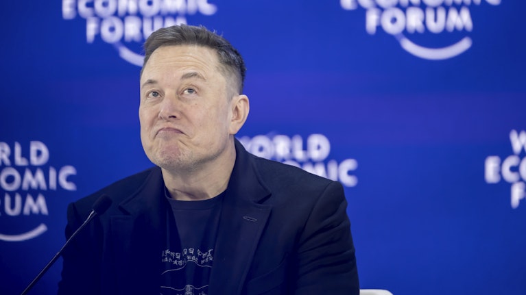 Im April landet der Hahnenkampf Elon Musk (Tesla) gegen Sam Altman (OpenAI) vor Gericht. Nun tauchten über 100 Dokumente, Mails und Tagebucheinträge auf.  Sie belegen: KI-Chefs sind auch nichts anderes als ganz normale Kapitalisten. Die Hintergründe.