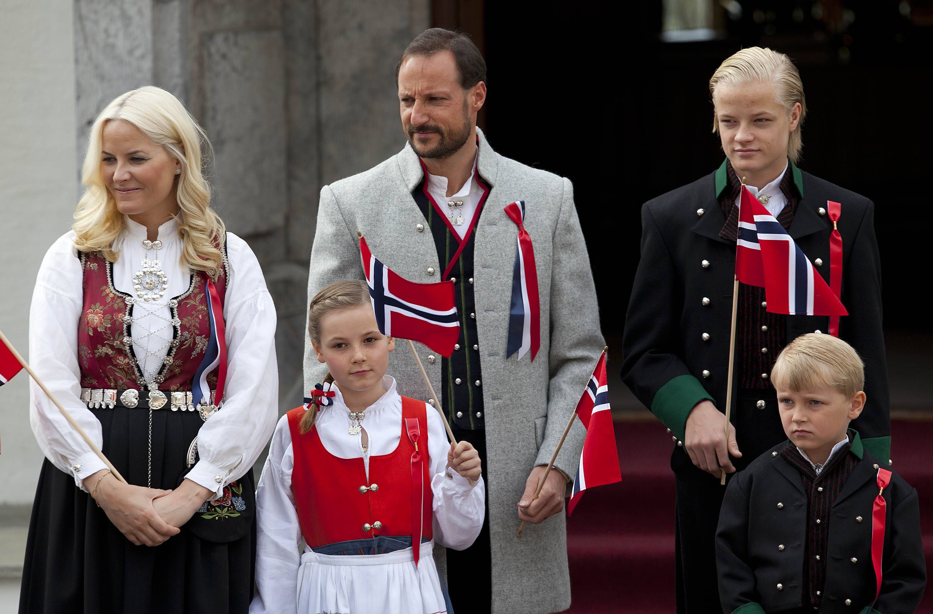 Die norwegischen Royals im Jahr 2013 (v. l n. r.):  Kronprinzessin Mette-Marit (damals 39), Tochter Ingrid Alexandra (damals 9), Ehemann Kronprinz Haakon (damals 39), unehelichem Sohn Marius Borg Høiby (damals 16) und Sverre Magnus (damals 7).