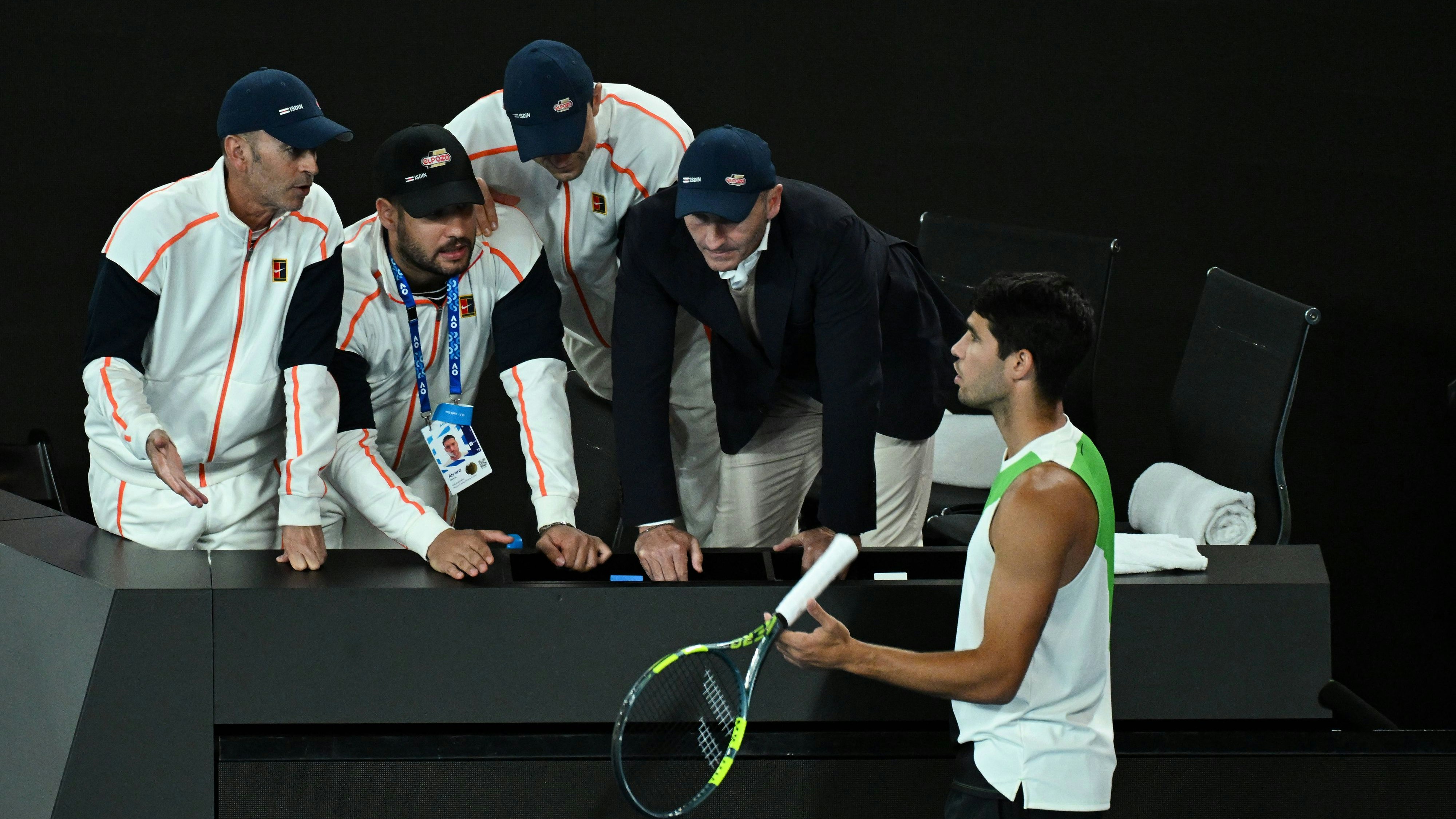 Carlos Alcaraz nach dem Schiedsrichter-Ärger in Diskussionen mit seinem Team.