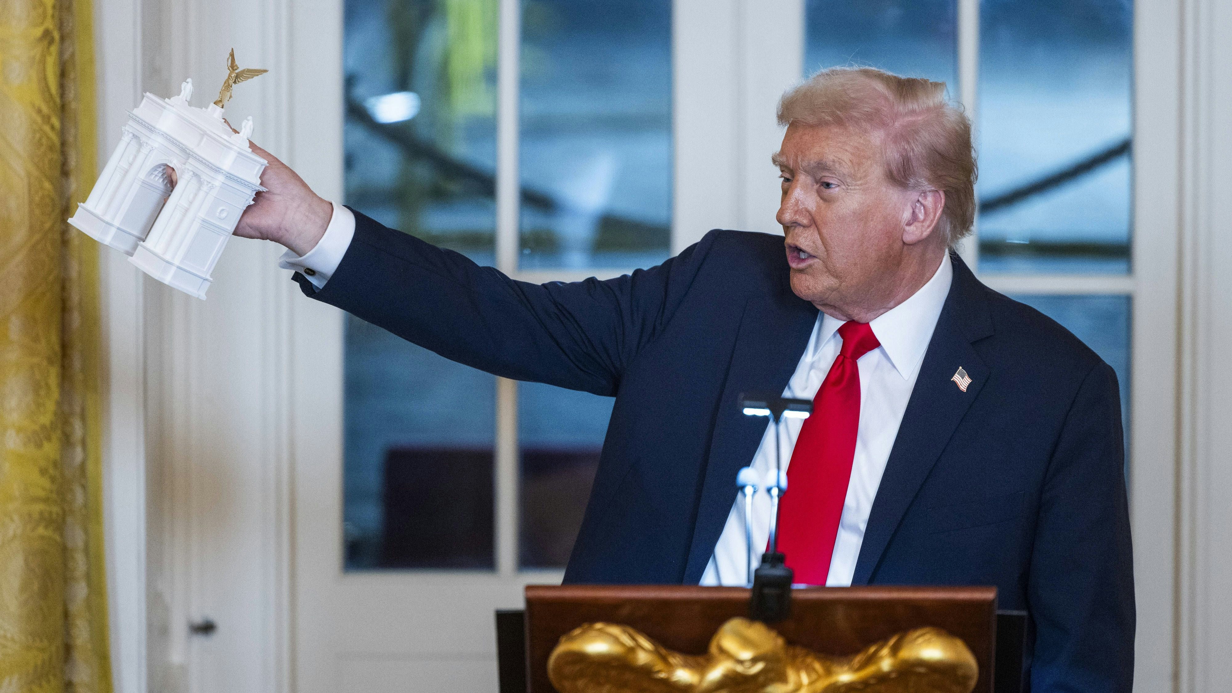 US President Donald Trump holds a model of the planned Triumph Arch as he speaks ahead of a dinner to raise money for his ballroom extension in the East Room of the White House in Washington, DC, on Wednesday, October 15, 2025. The 90,000-square-foot ballroom expansion of the White House will seat an estimated 900 people and is estimated to cost $200 million US dollars. PUBLICATIONxNOTxINxUSA WAX20251015213 JIMxLOxSCALZO