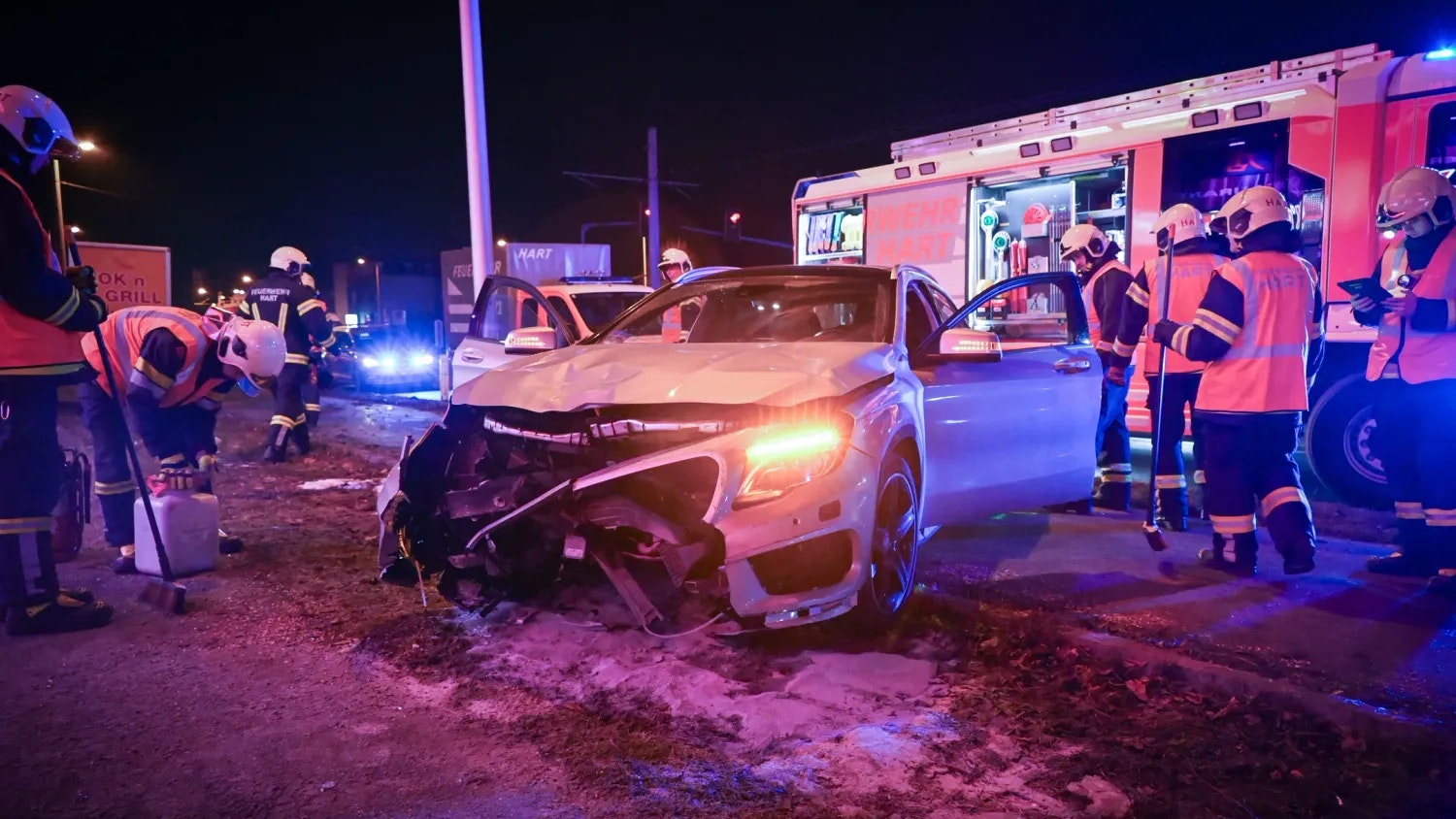 Heute.at - Mercedes kracht nach Kollision in Asia-Restaurant