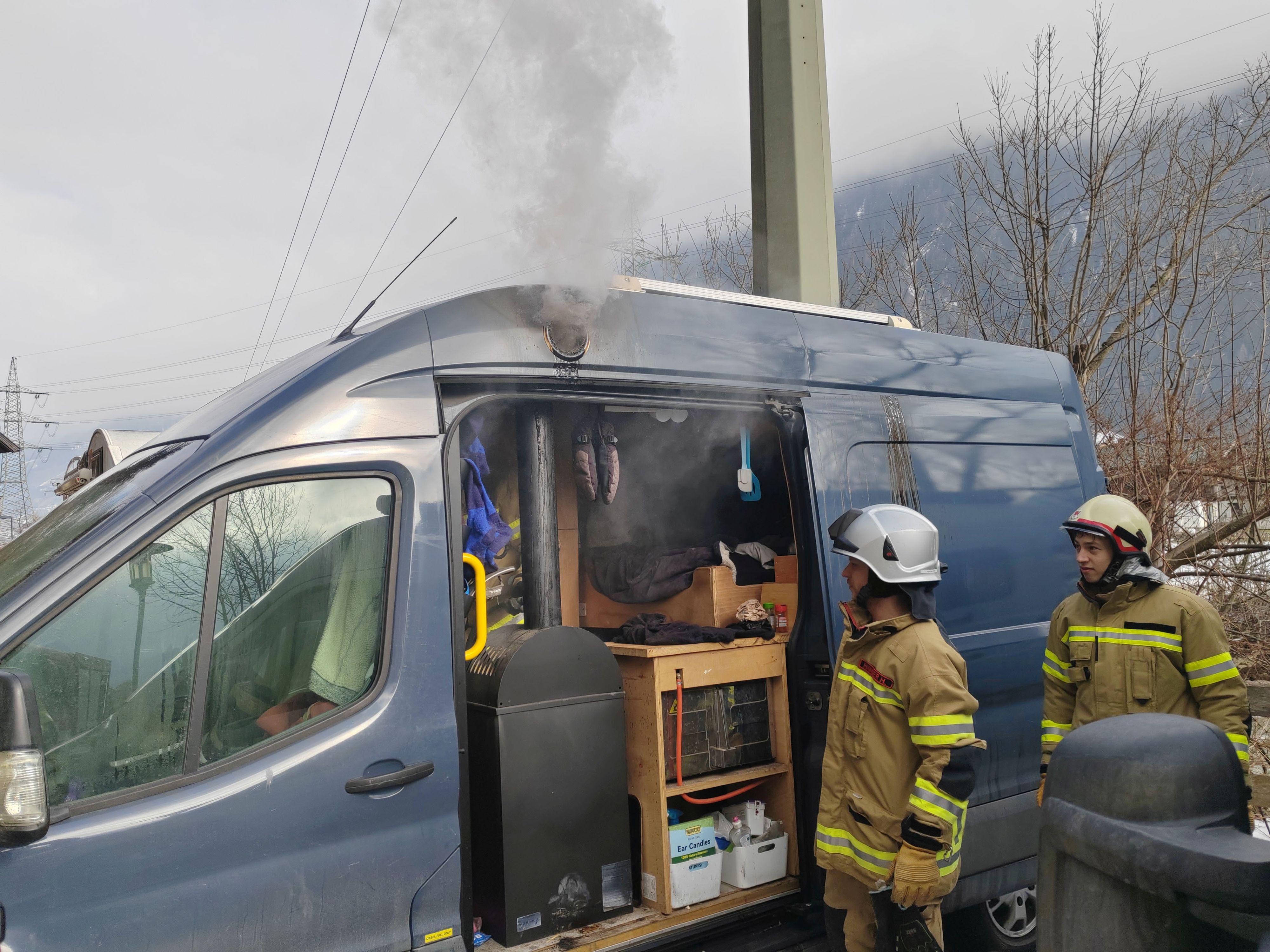 Heute.at - Campingbus mit Holzofen sorgt für Feuerwehreinsatz