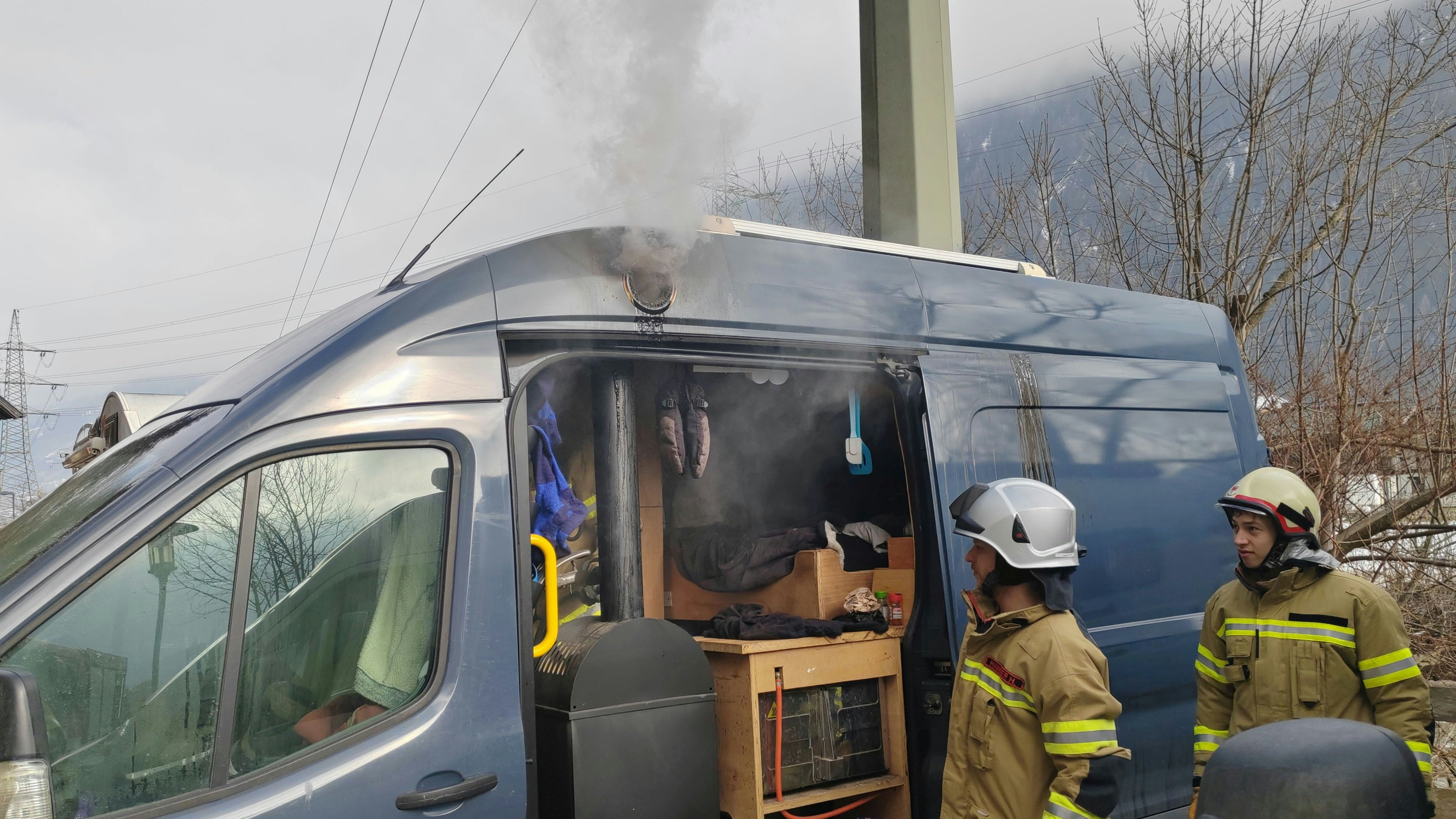 Heute.at - Campingbus mit Holzofen sorgt für Feuerwehreinsatz