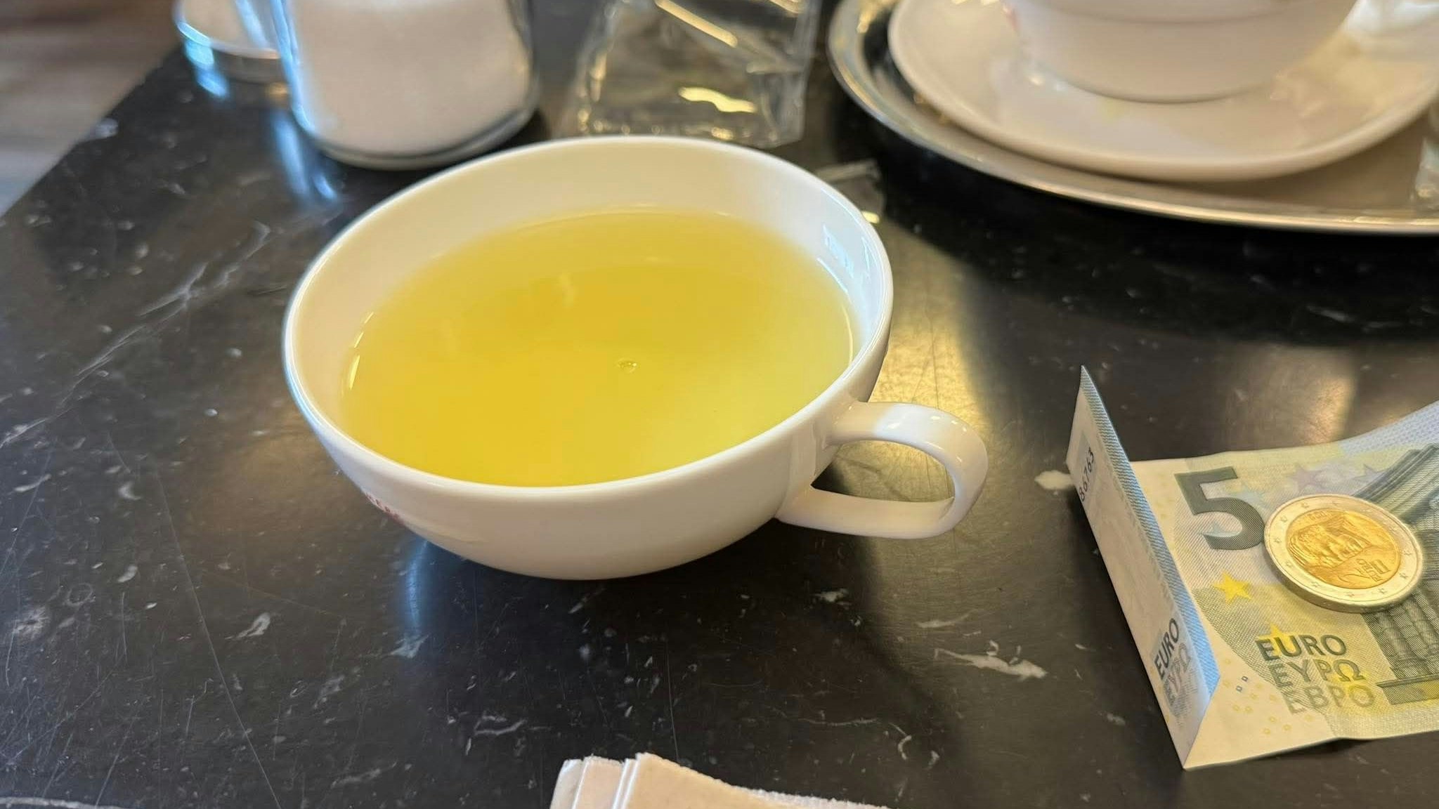 Heute.at - 7 Euro für eine Kanne Tee – FPÖ-Politiker verärgert