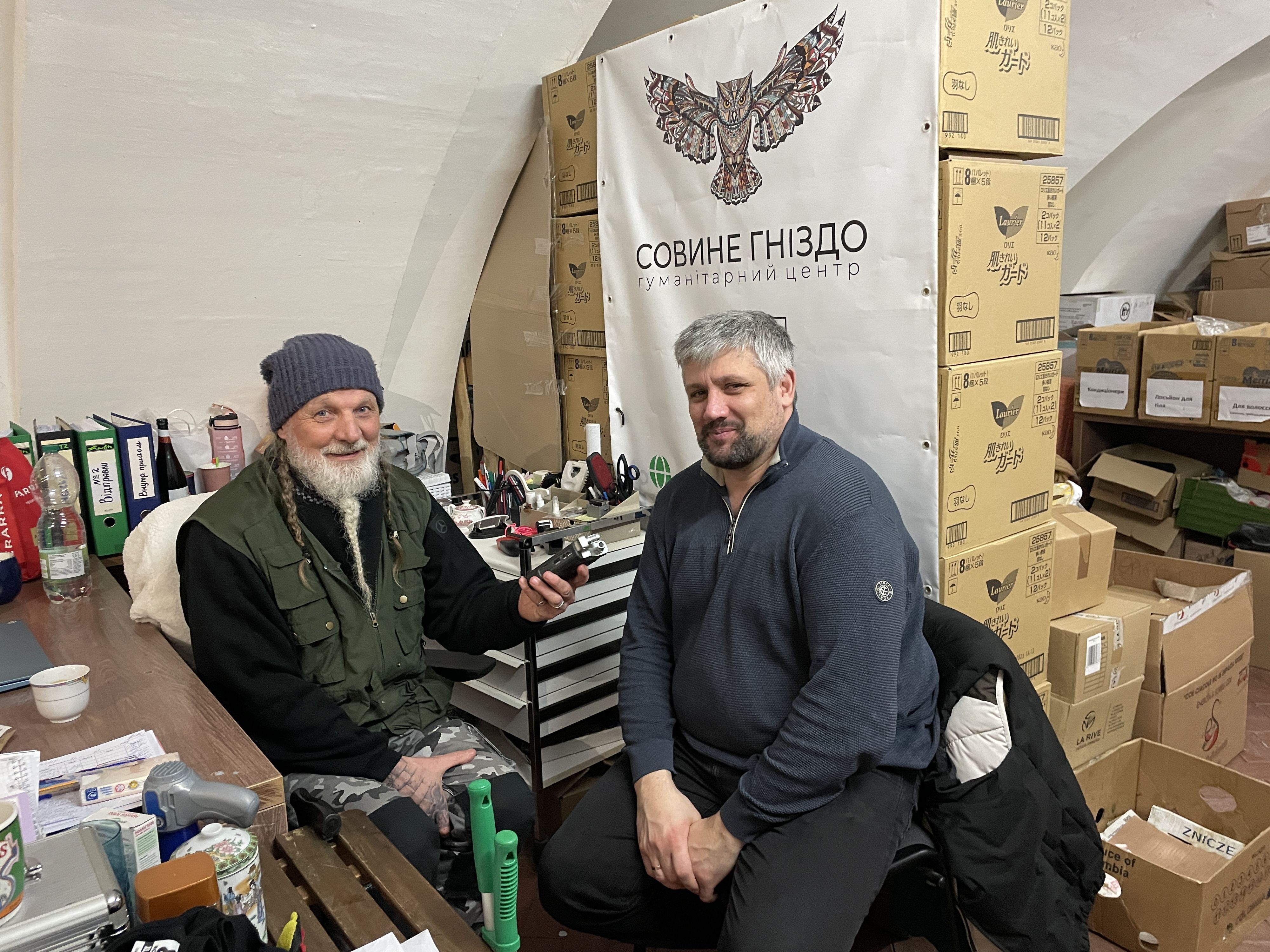 Der Niederösterreicher Tom Potzgruber (l.) und das Team von RespekTiere organisierte bereits zum 9. Mal eine Hilfslieferung in die Ukraine. Rechts im Bild Helfer Denis im ukrainischen Uzghorod.