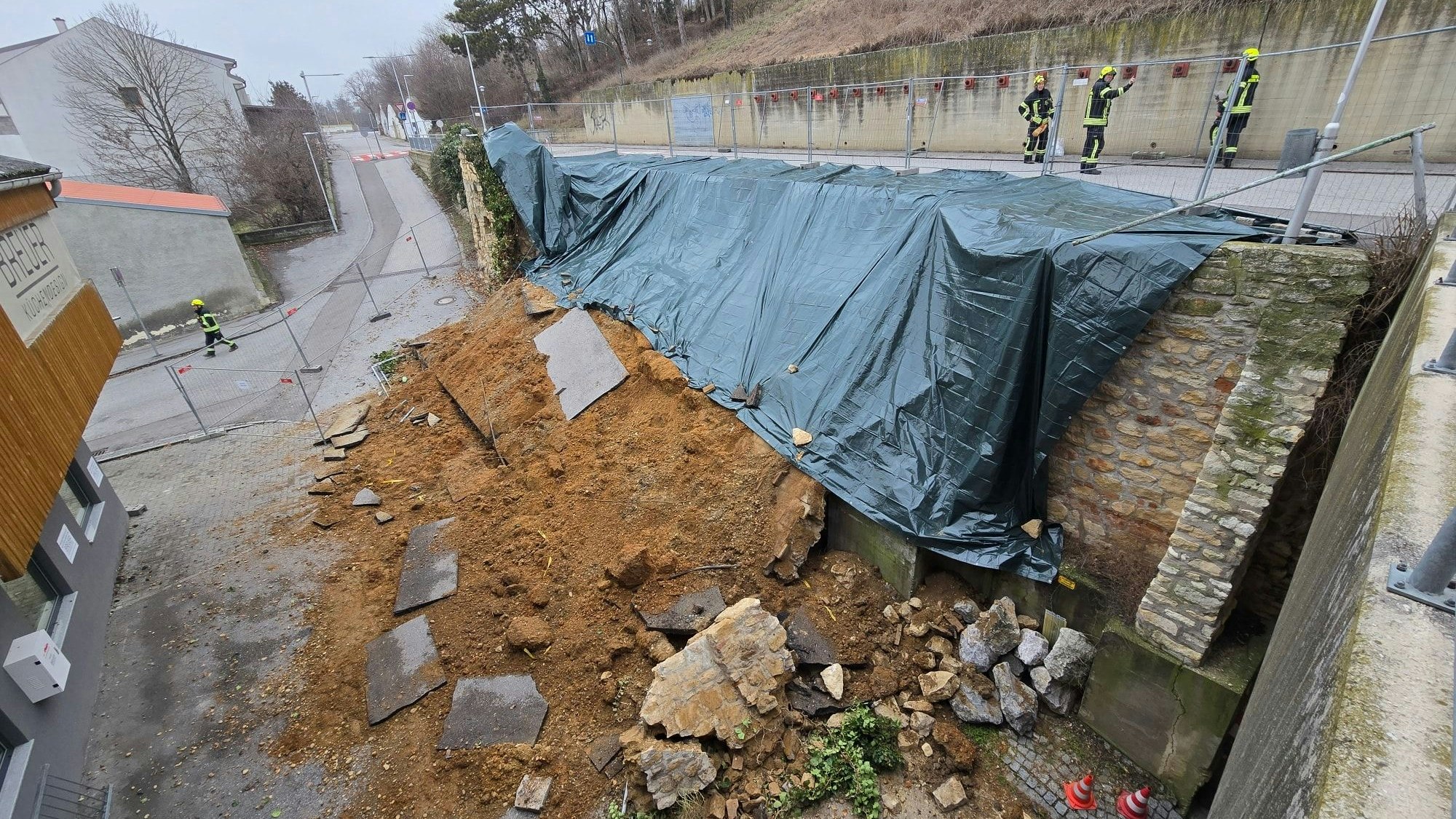 Heute.at - Hangrutsch direkt vor Schule – Stützmauer eingebrochen
