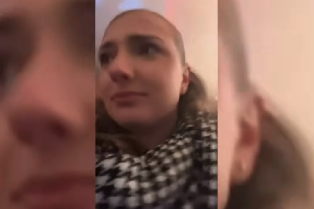 Die junge Frau flieht – und nimmt ihre Flucht mit dem Handy auf