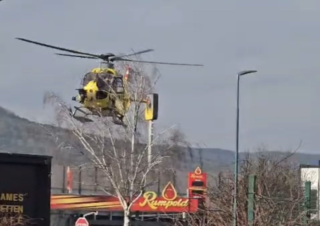 Der Notarzthubschrauber landete in Kottingbrunn – die Frau (66) wurde am Montag, 2. Februar, schwer verletzt ins Spital geflogen.