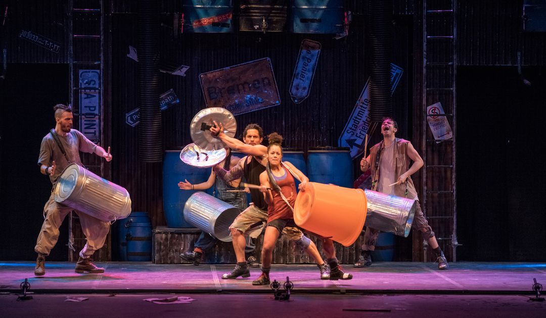 Mit alltäglichen Dingen, erzeugt das musikalische Kollektiv Stomp Klänge, die Land und Leute begeistern. 